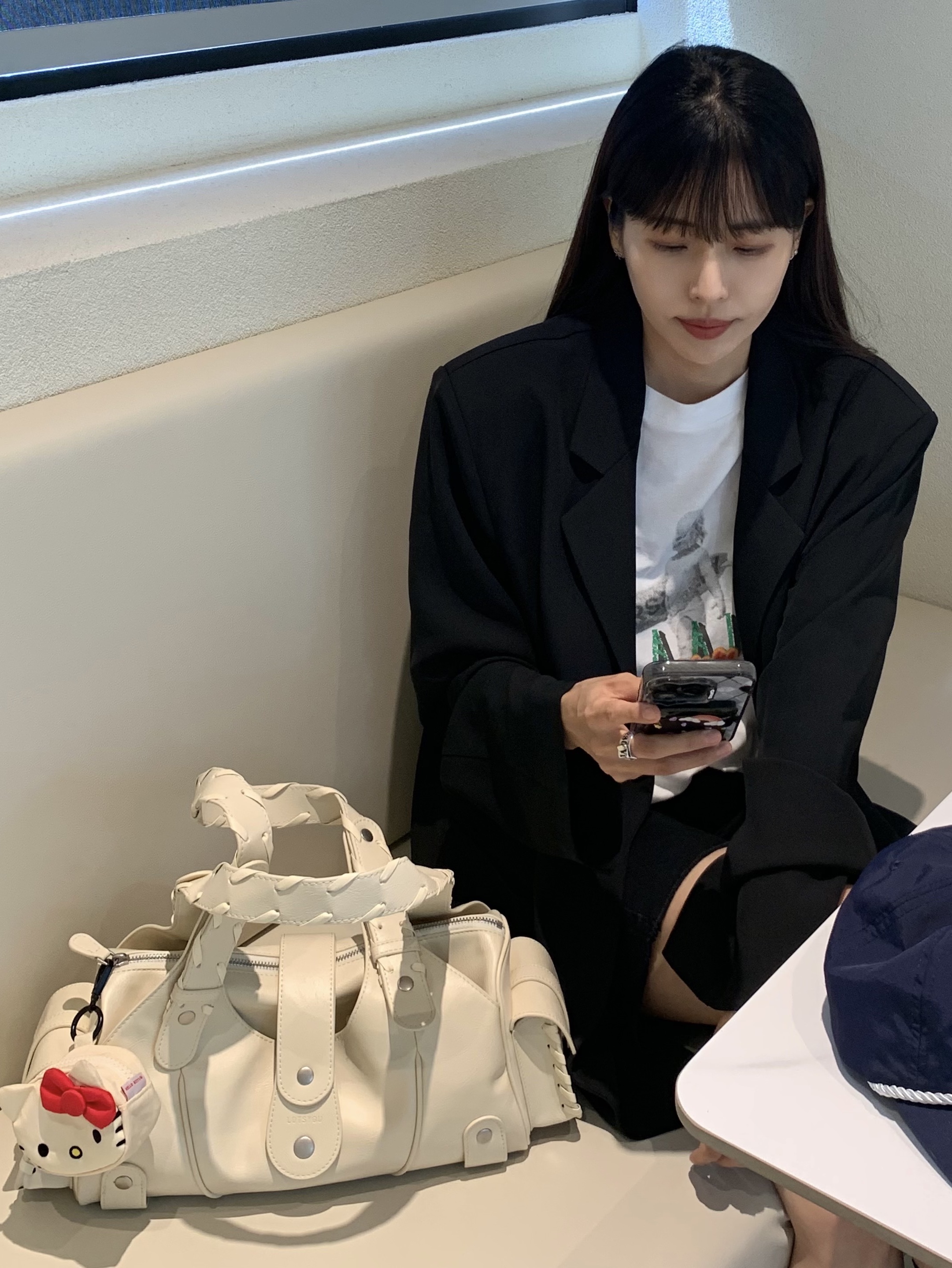 Baggu x Sanrio Hello Kitty Charm White, GARGG MAGSAFE LAYERS FRAME CASE CLEAR BLACK - TEXTURED HEART 착용 스타일 - 2
