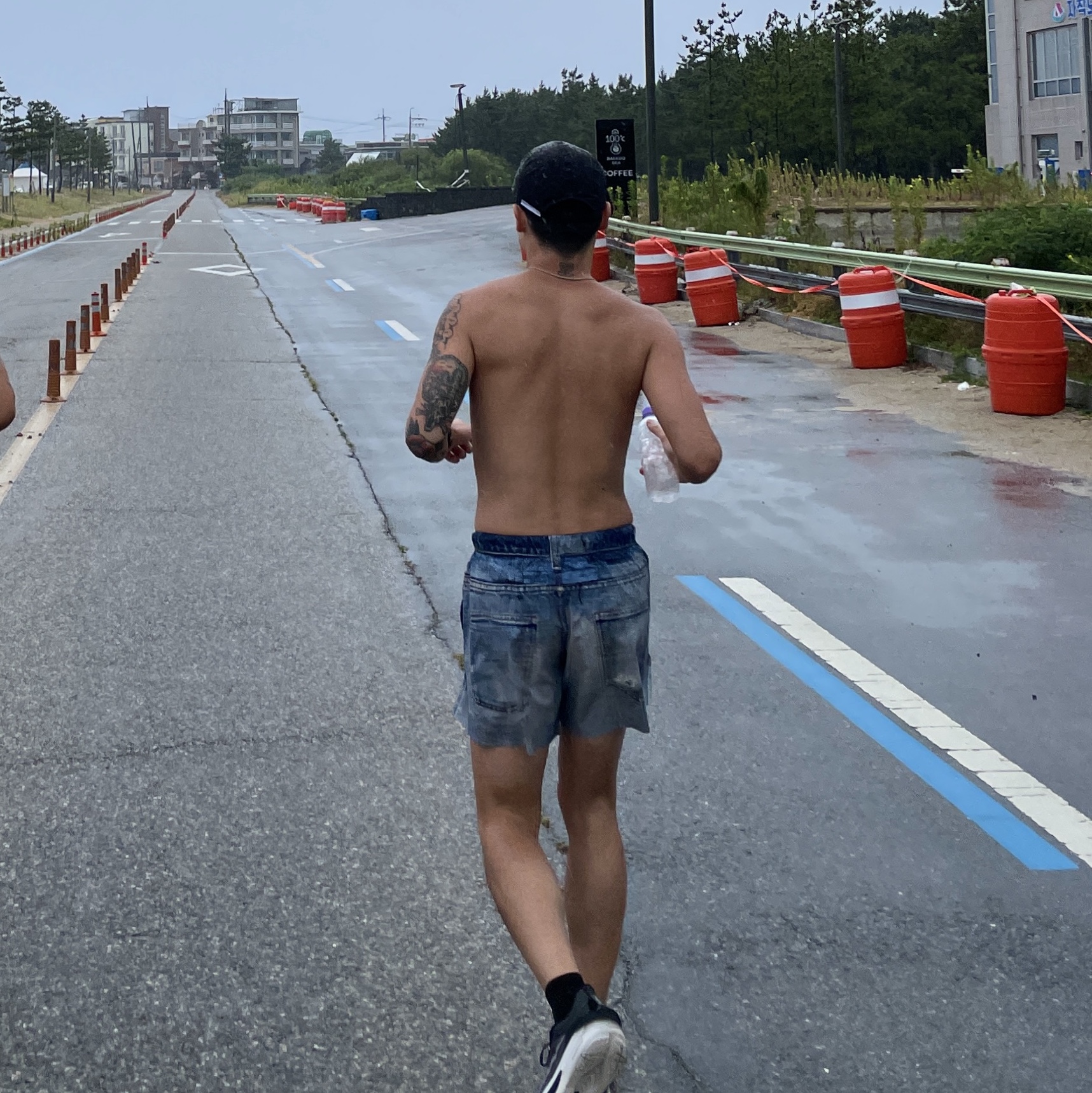 Satisfy Peaceshell 5 Inch Unlined Shorts Digital Denim, Satisfy Re-Possessed Rippy Trail Cap Black 착용 스타일
