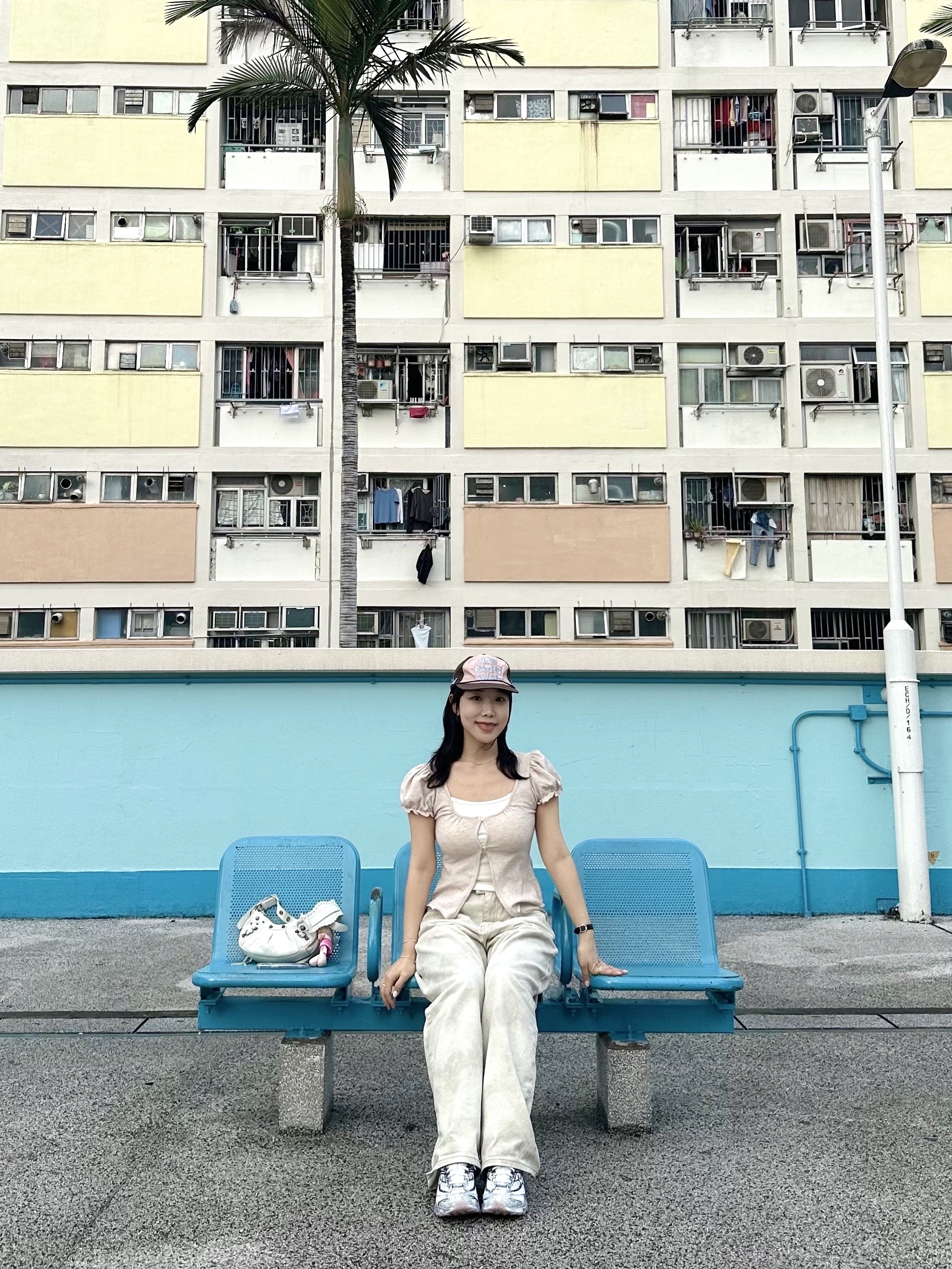 Alex Zono x Woodz New Paths Await Trucker Hat Beige, Balenciaga Arena Lambskin Le Cagole XS Shoulder Bag White 착용 스타일 - 2