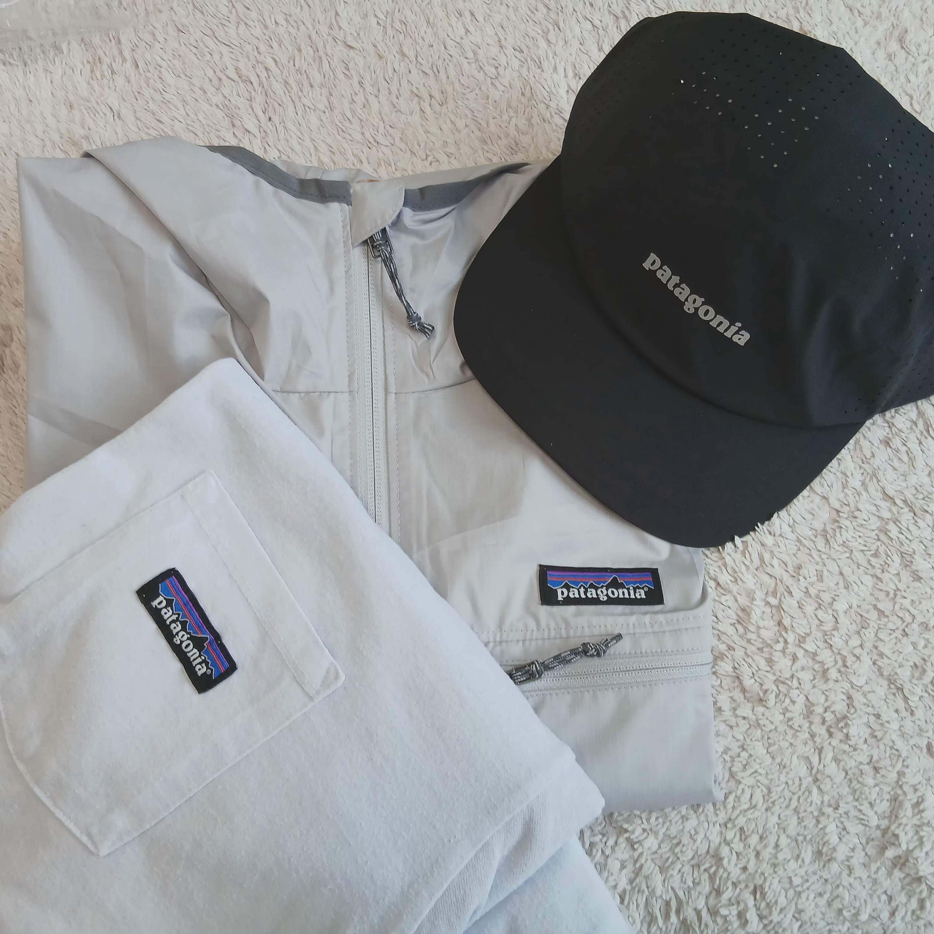 Patagonia Light Variable Jacket Crisp Grey, Patagonia Daily Pocket Short Sleeve T-Shirt Birch White 착용 스타일 - 3