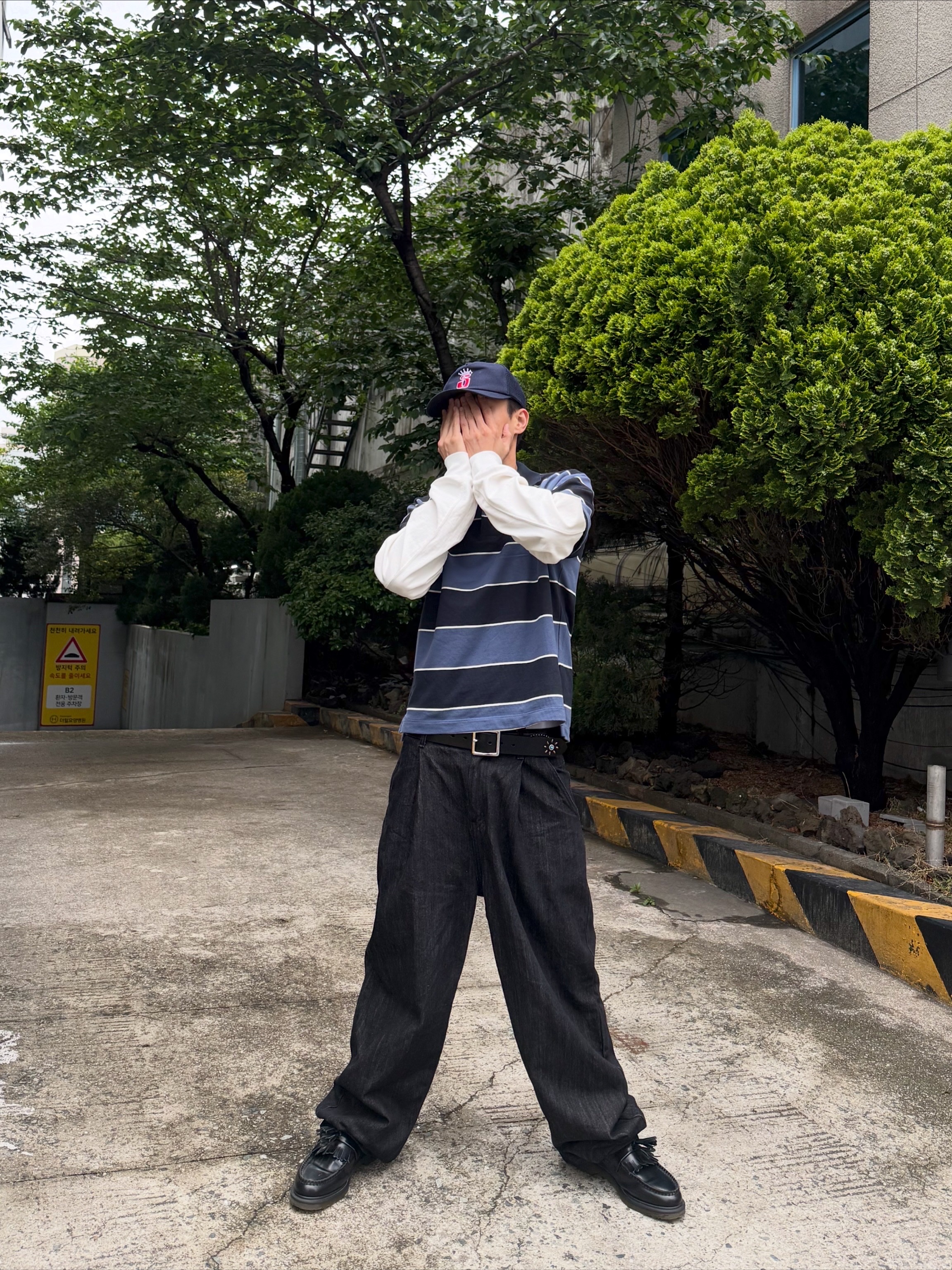 Stussy Trucker S Crown Snapback Navy, Dr. Martens Adrian Smooth Black 착용 스타일 - 6