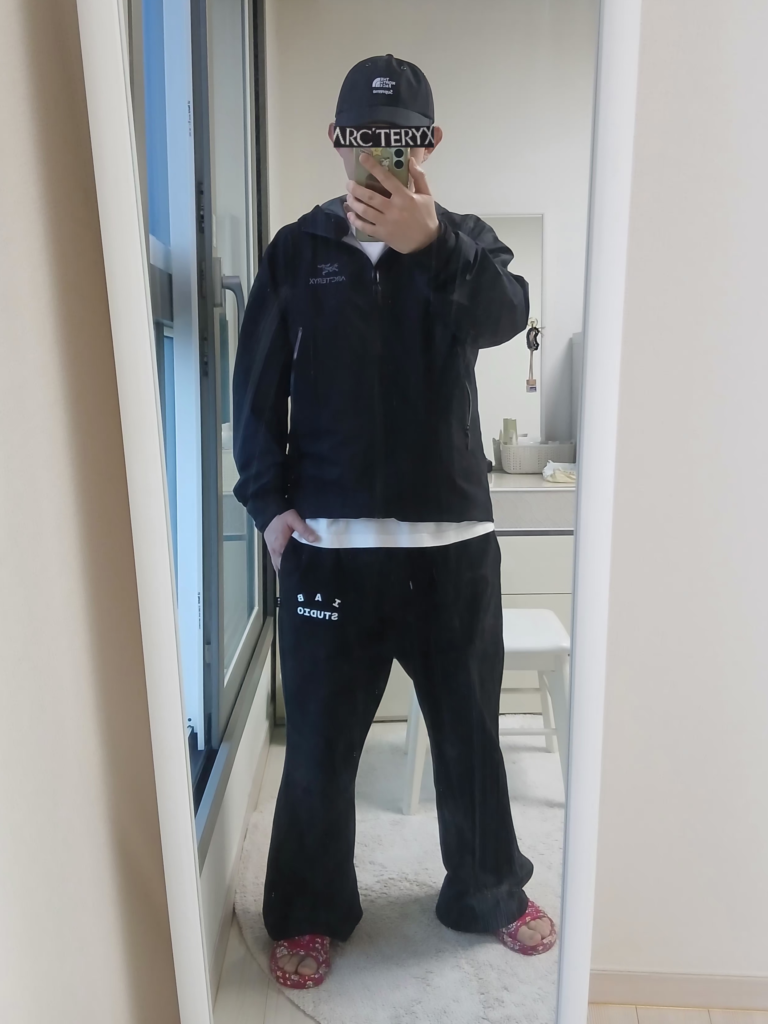 Supreme x The North Face Split 6-Panel Black - 24SS, Arc'teryx Beta Jacket Black 착용 스타일 - 2