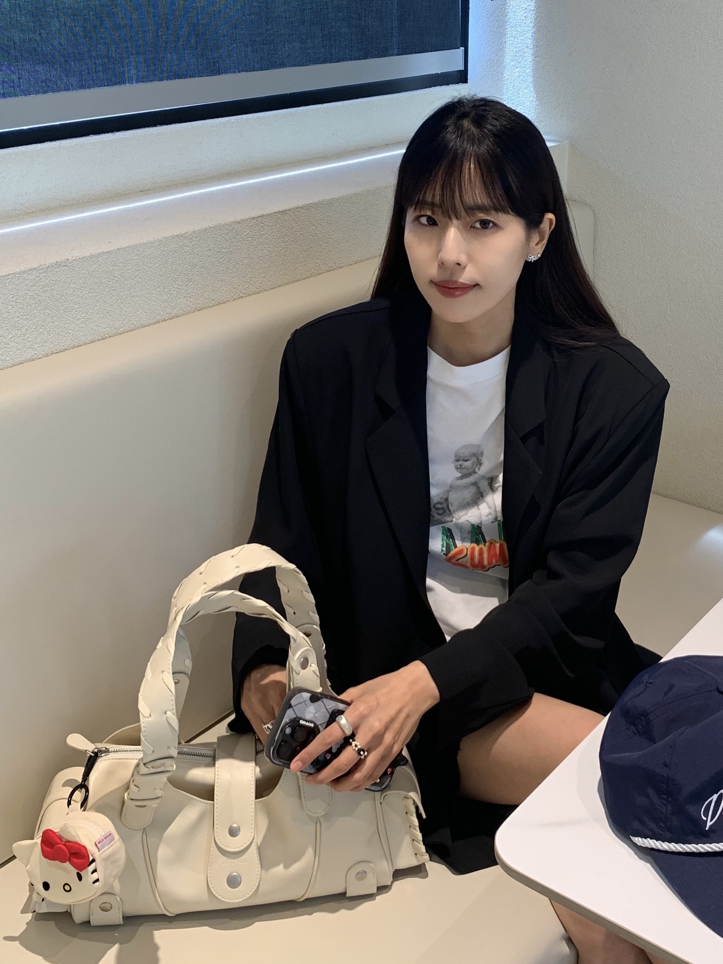 Baggu x Sanrio Hello Kitty Charm White, GARGG MAGSAFE LAYERS FRAME CASE CLEAR BLACK - TEXTURED HEART 착용 스타일 - 3