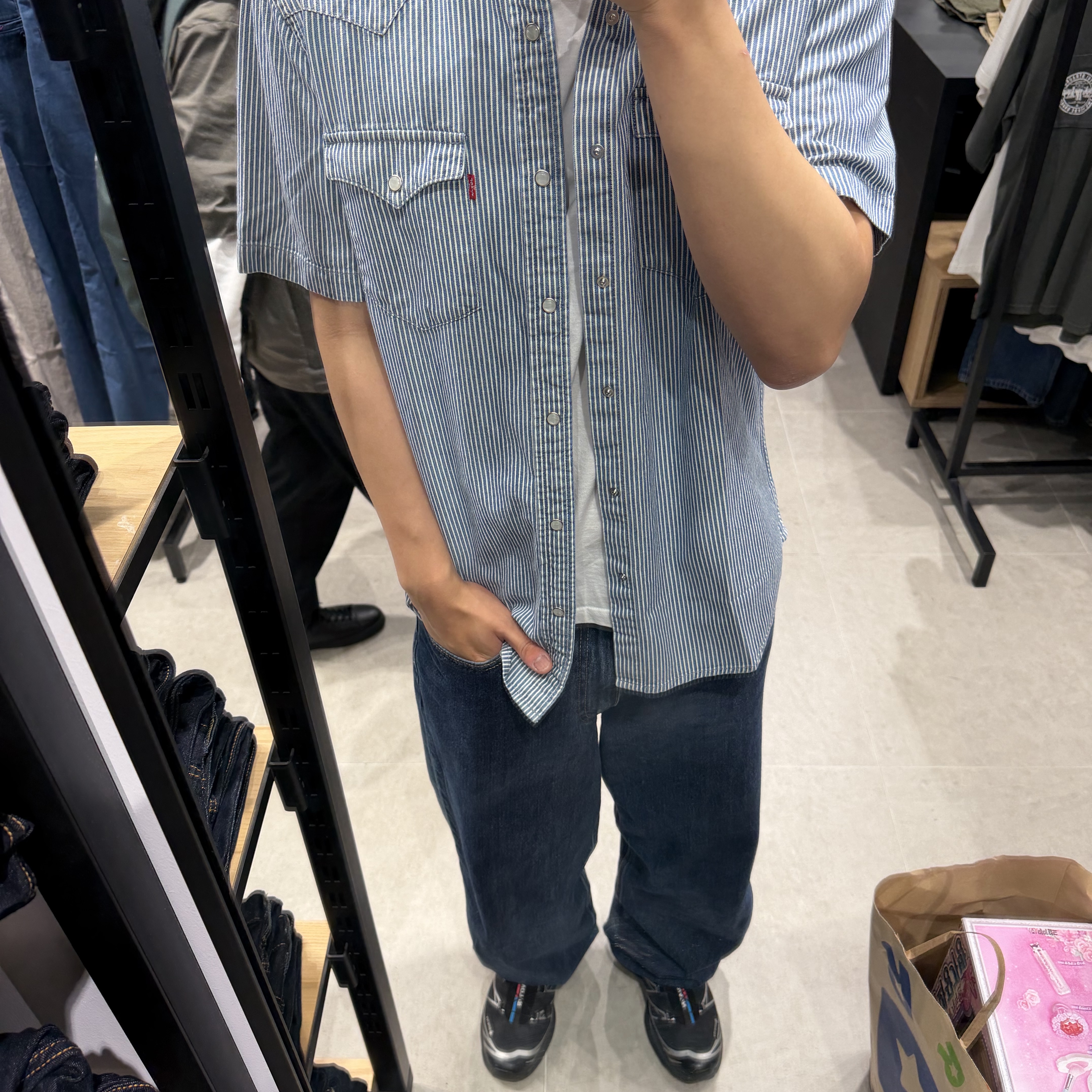 Uniqlo x JW Anderson Dry Pique Striped Polo Narrow Shirt Green, Apple Airpods Pro 2nd Gen with MagSafe Charging Case USB C (Korean Ver.) 착용 스타일 - 1