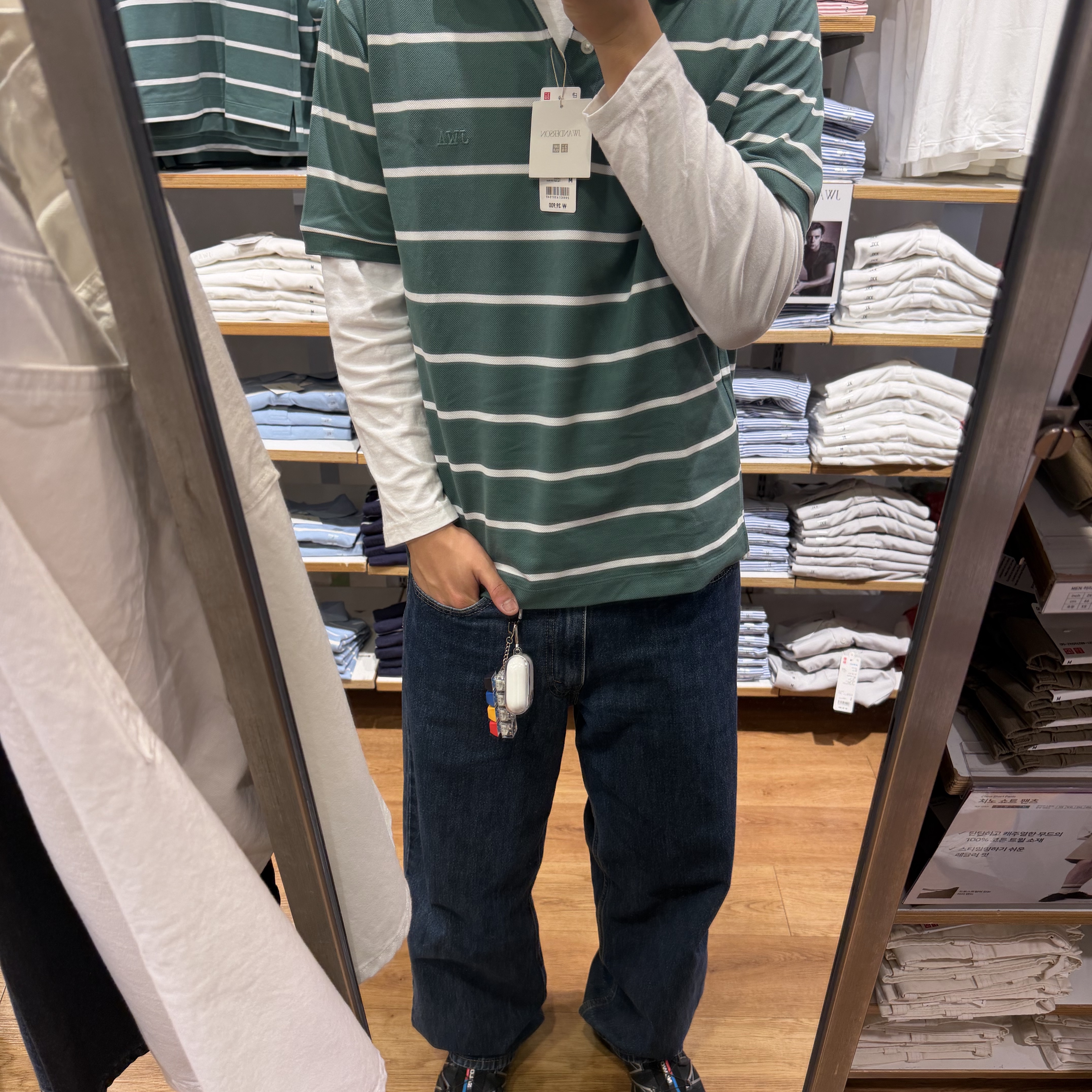 Uniqlo x JW Anderson Dry Pique Striped Polo Narrow Shirt Green, Apple Airpods Pro 2nd Gen with MagSafe Charging Case USB C (Korean Ver.) 착용 스타일 - 2
