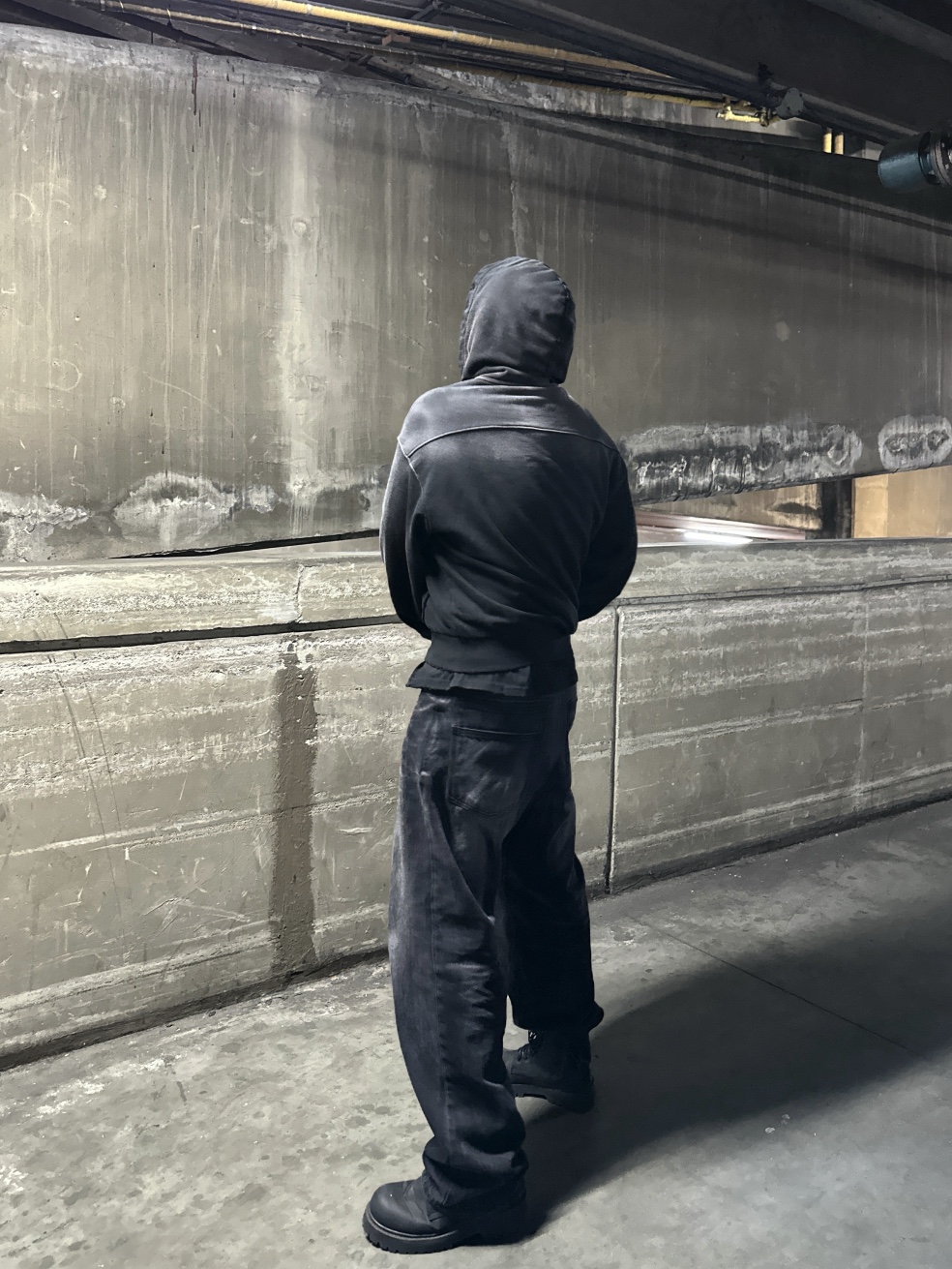 AX CONNECTION Engineered Oil Washed Wide Baggy Denim Pants Black 착용 스타일 - 2