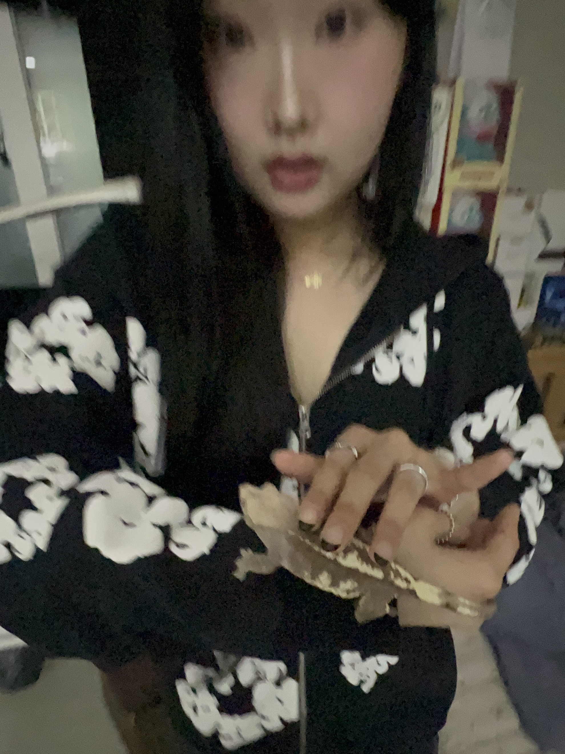 Denim Tears Cotton Wreath Zip Hoodie Black 착용 스타일 - 2