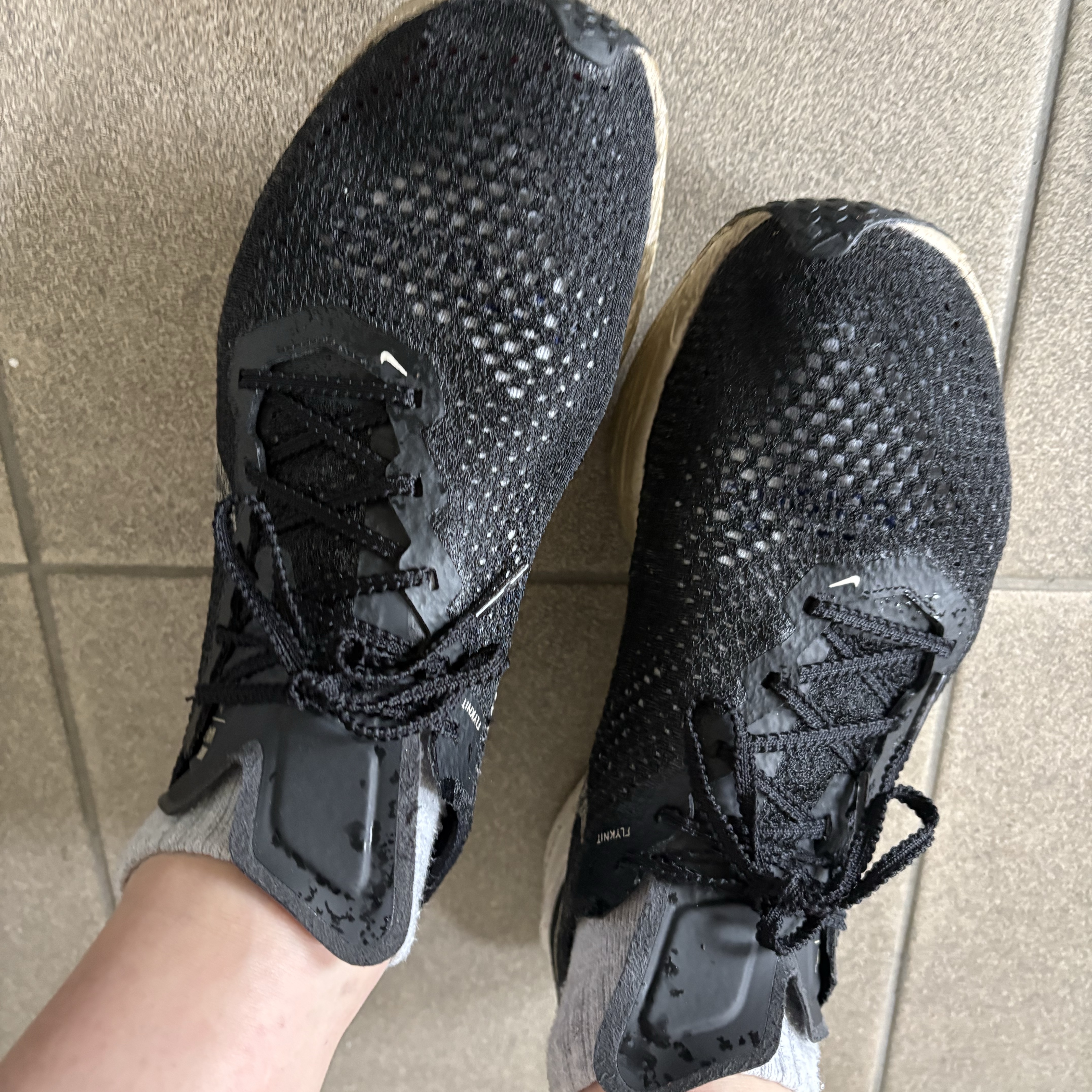 Nike ZoomX Vaporfly Next% 3 Black Metallic Gold Grain 착용 스타일