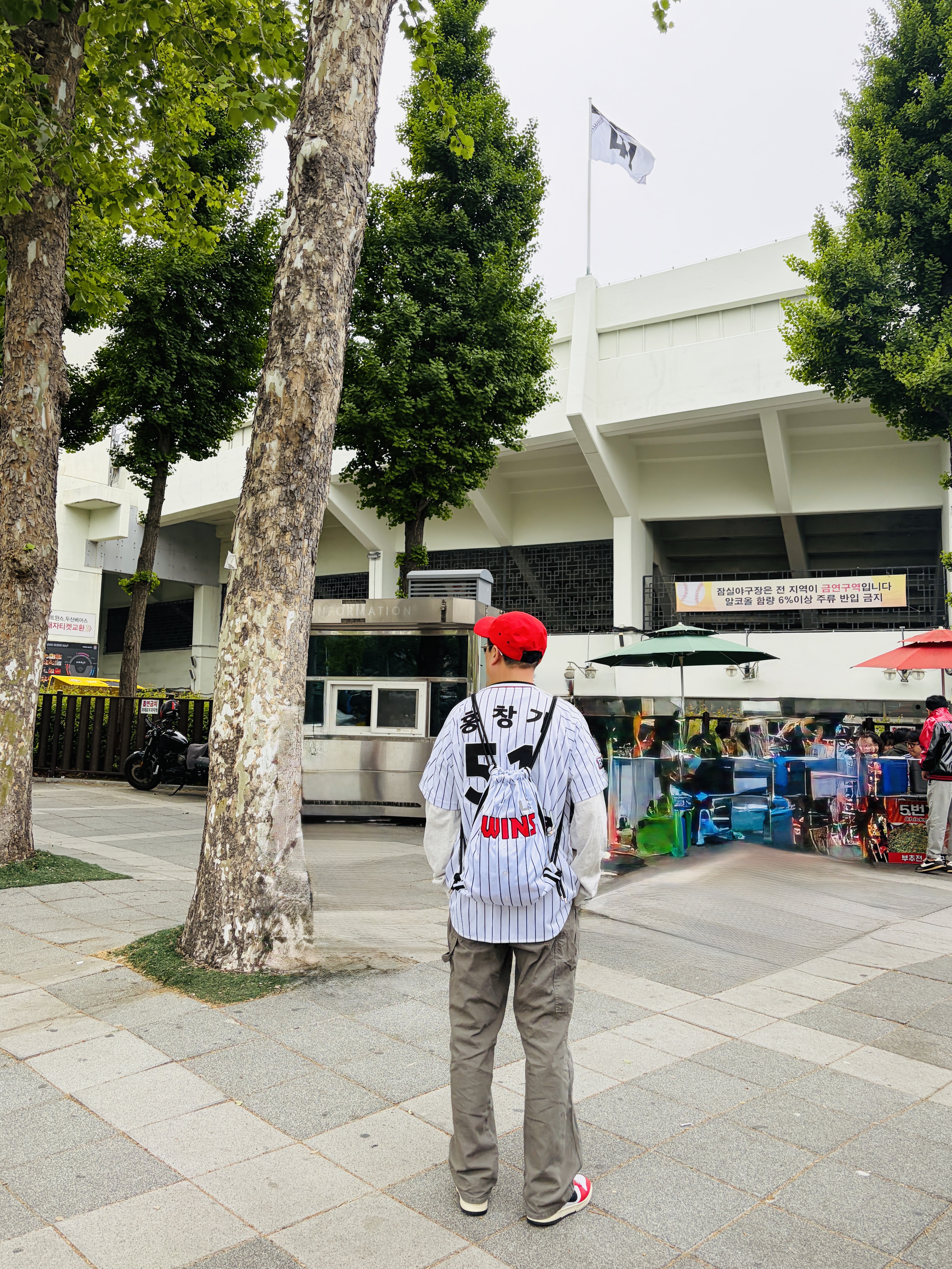 Nike x Undercover NRG AW84 TC Adjustable Cap Red, BDNS x LG TWINS Classic Logo Stripe Baseball Jersey White (Non Marking Ver.) 착용 스타일 - 1