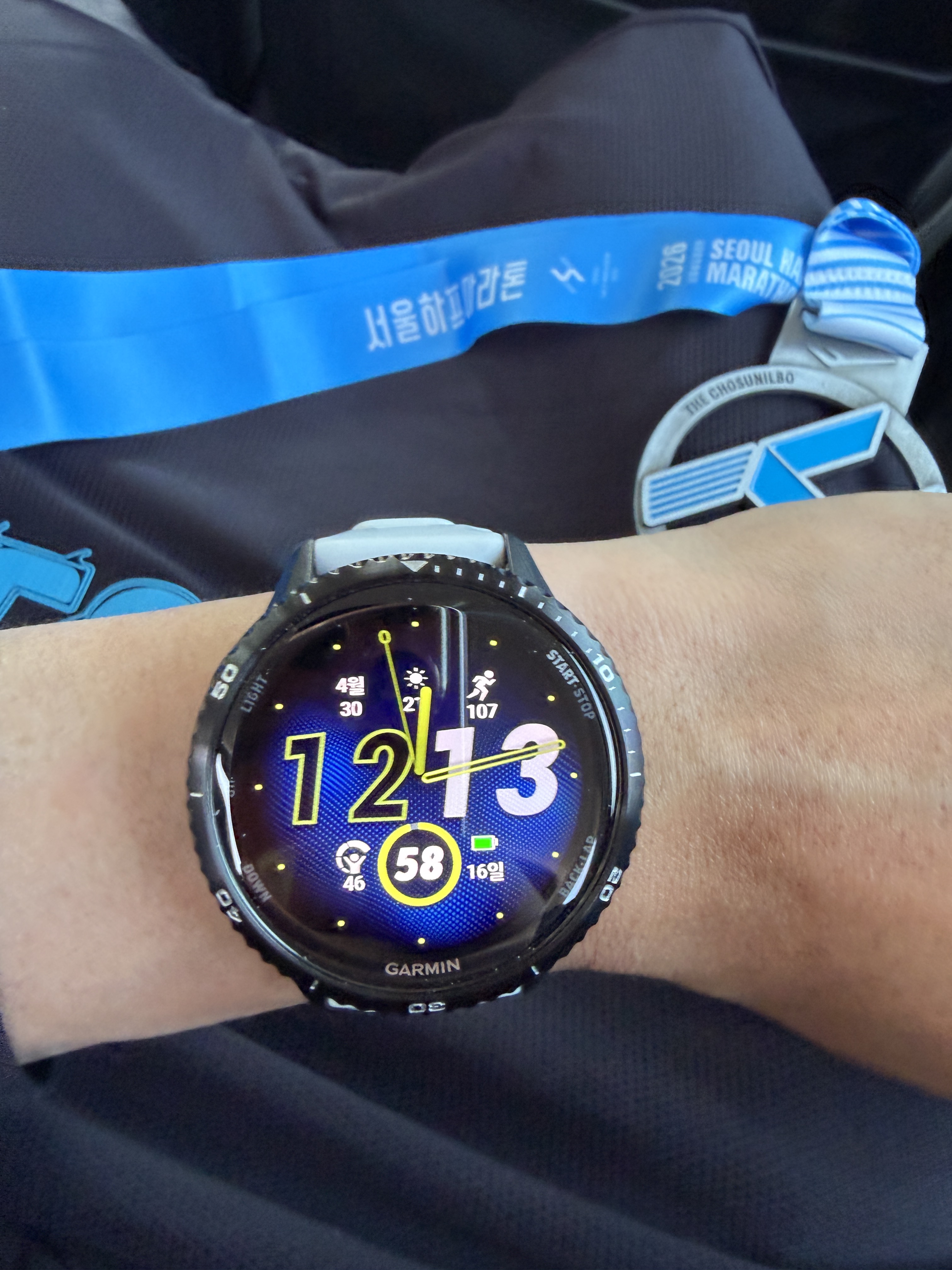 [10% 적립] Garmin Forerunner 970 GPS Black 착용 스타일 - 2