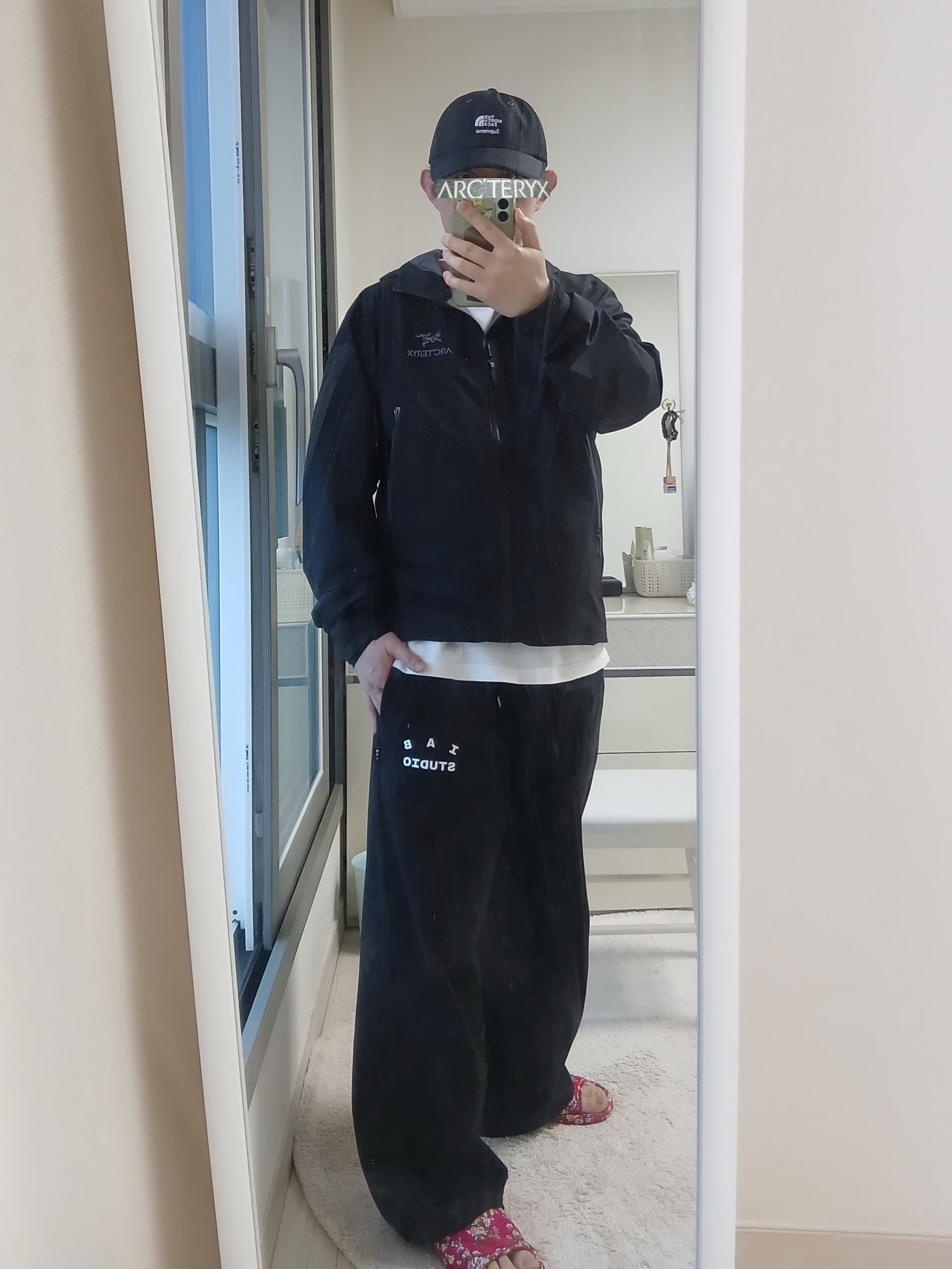 Supreme x The North Face Split 6-Panel Black - 24SS, Arc'teryx Beta Jacket Black 착용 스타일 - 1