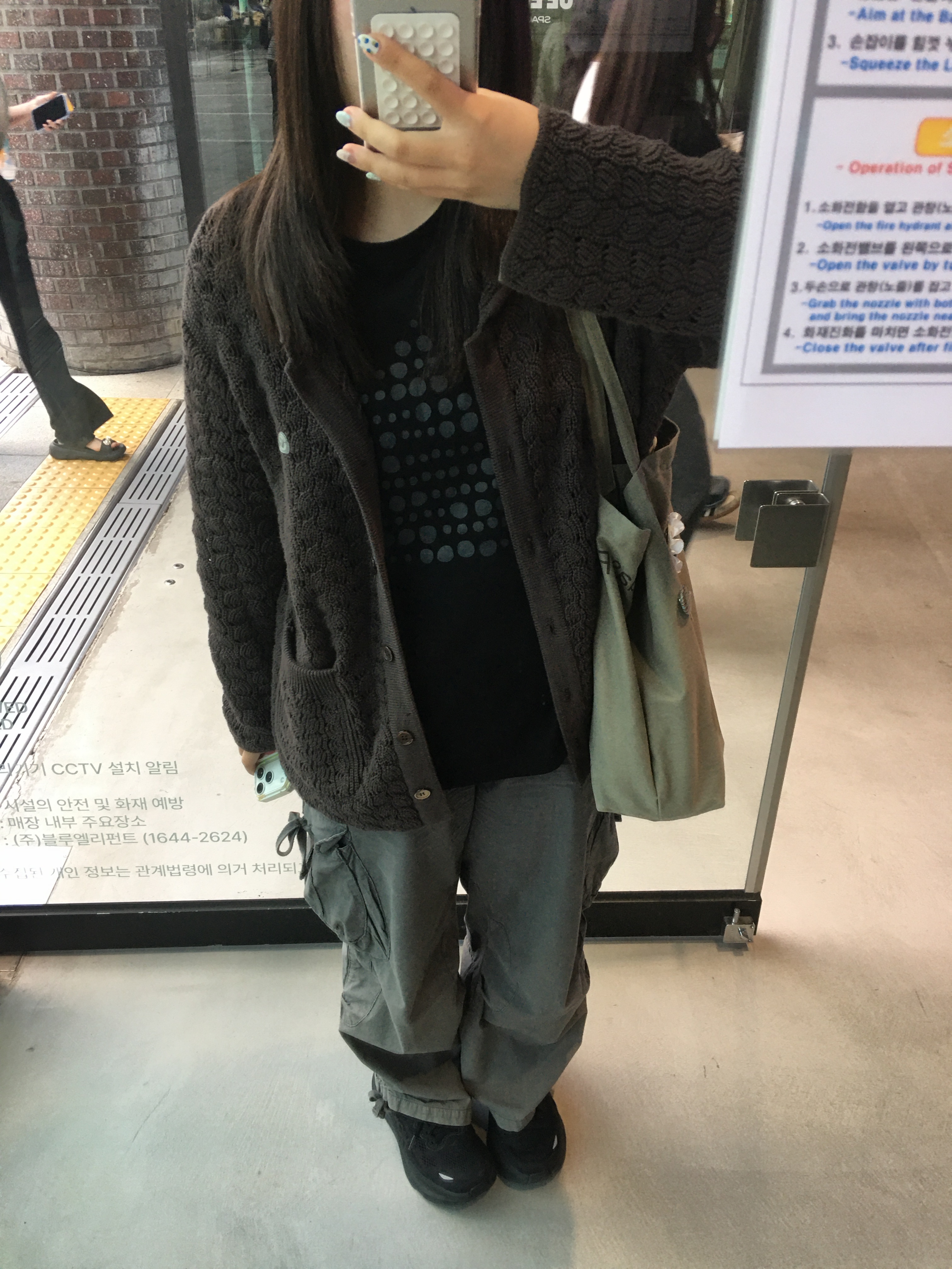 (W) Coyseio Wave Knit Cardigan Dark Brown 착용 스타일