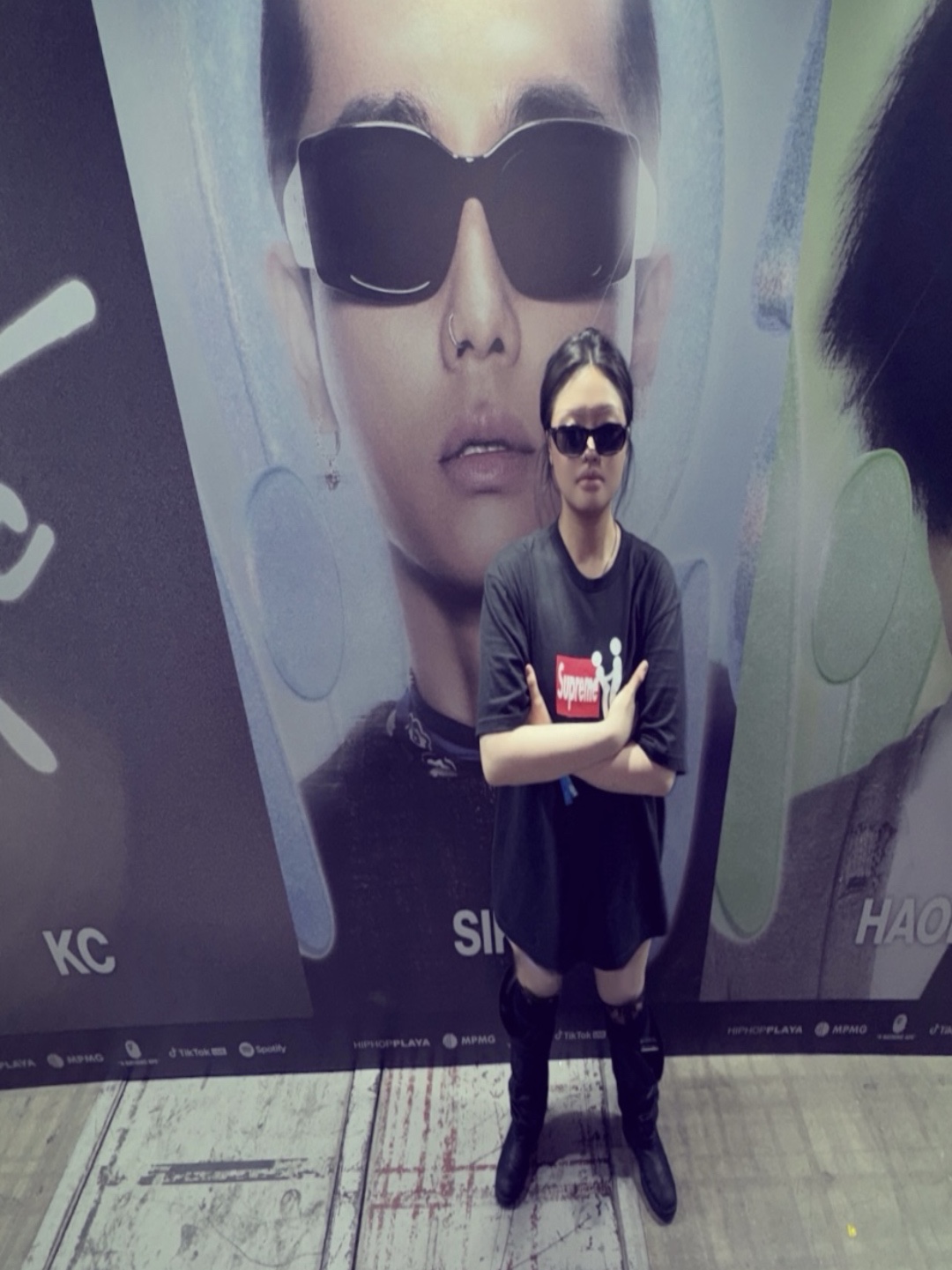 Supreme Stick T-Shirt Black - 25FW, HIPHOPPLAYA FESTIVAL 2026 착용 스타일 - 1