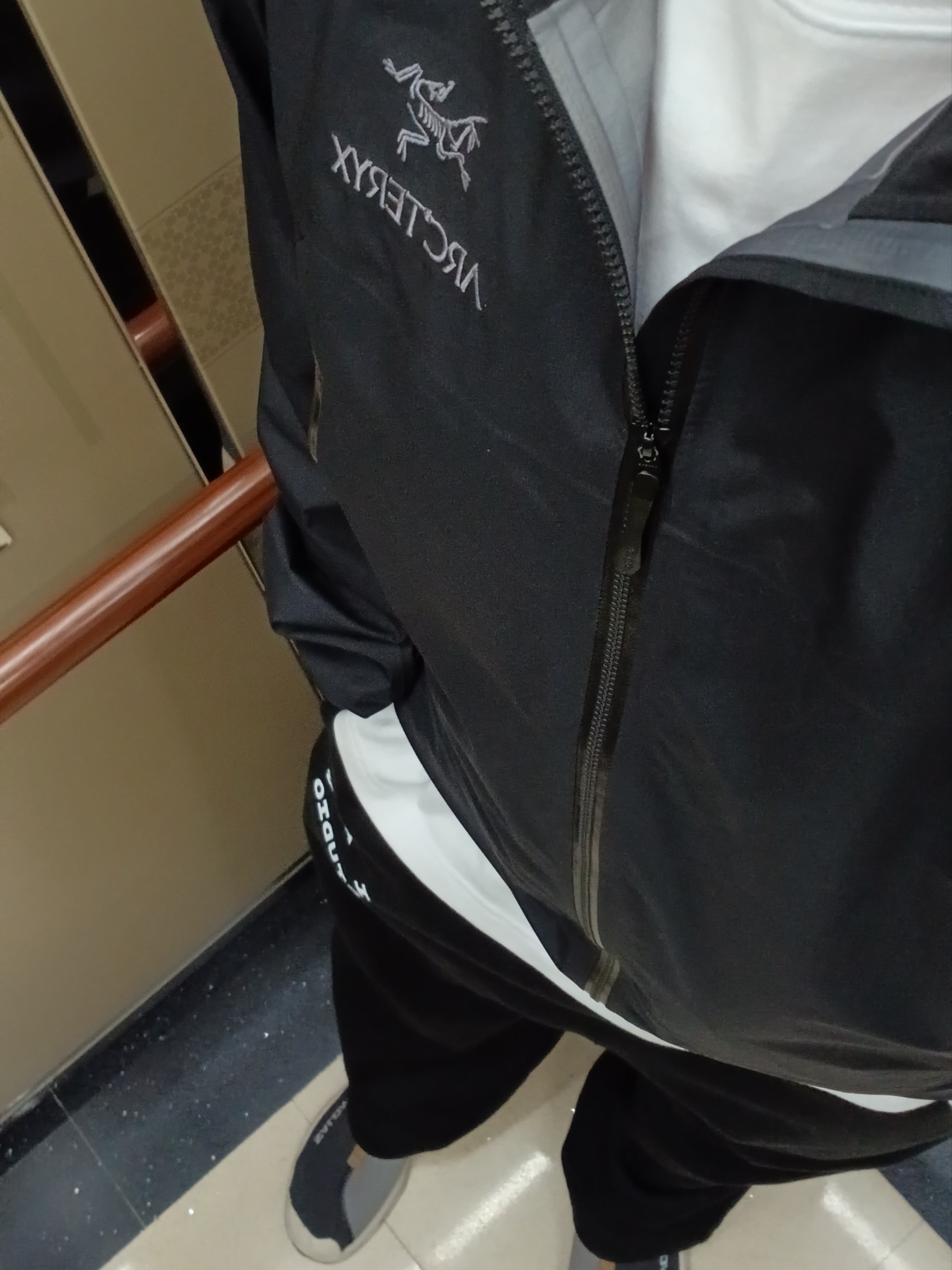 Supreme x The North Face Split 6-Panel Black - 24SS, Arc'teryx Beta Jacket Black 착용 스타일 - 3