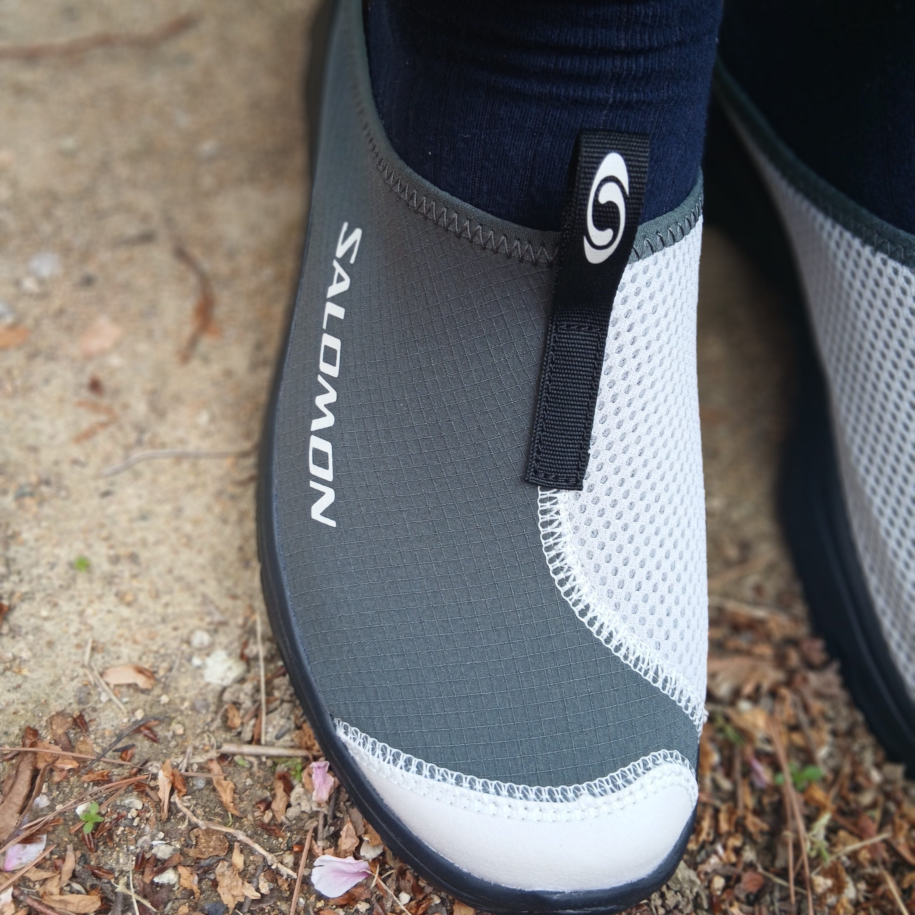 Lululemon Pace Breaker Pants Shorter Black, Salomon RX Slide 3.0 Urban Chic Lunar Rock 착용 스타일 - 2