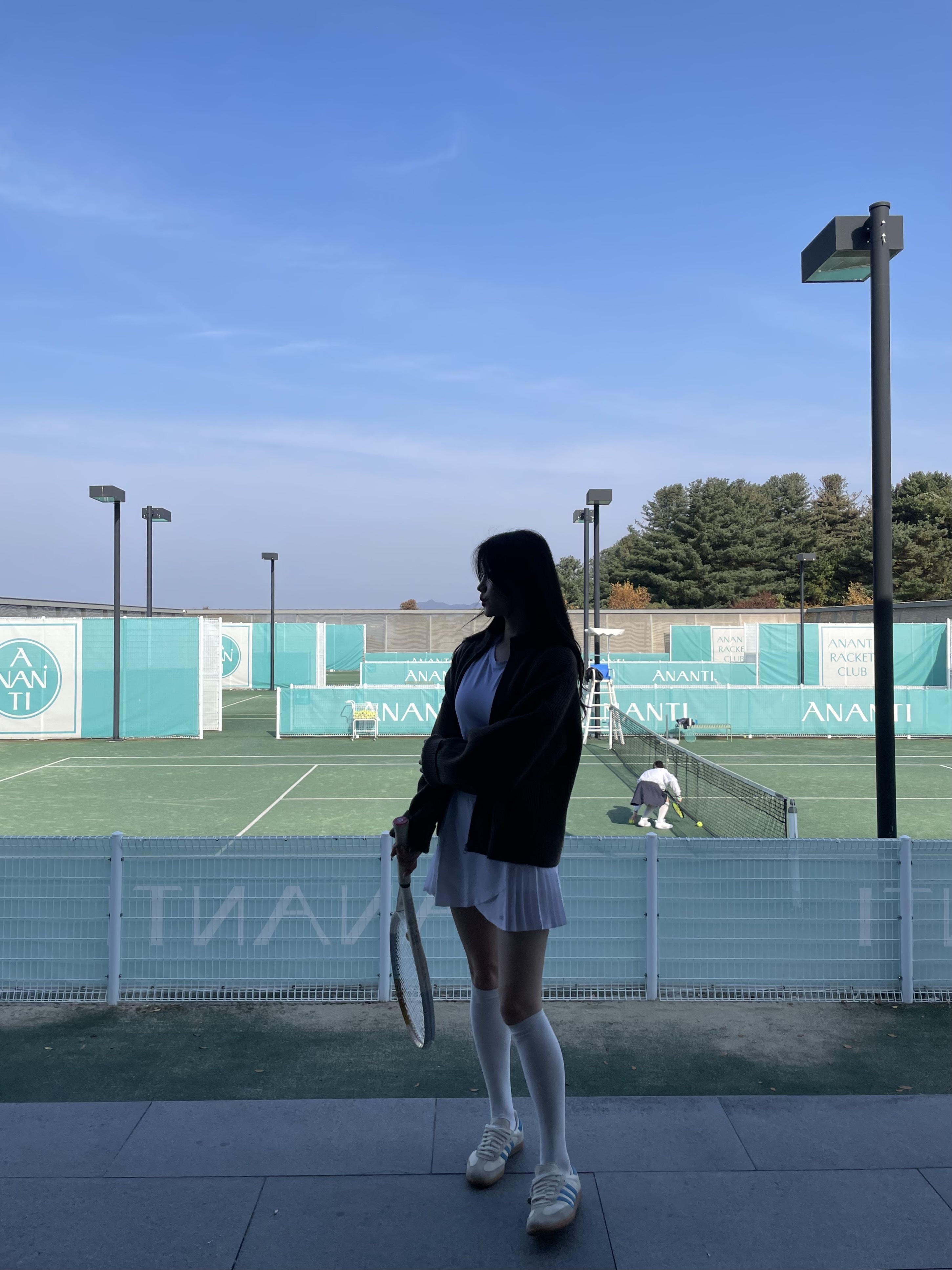 Adidas x Sporty & Rich Samba Cream Blue, (W) Alo Yoga Aces Tennis Skirt White 착용 스타일