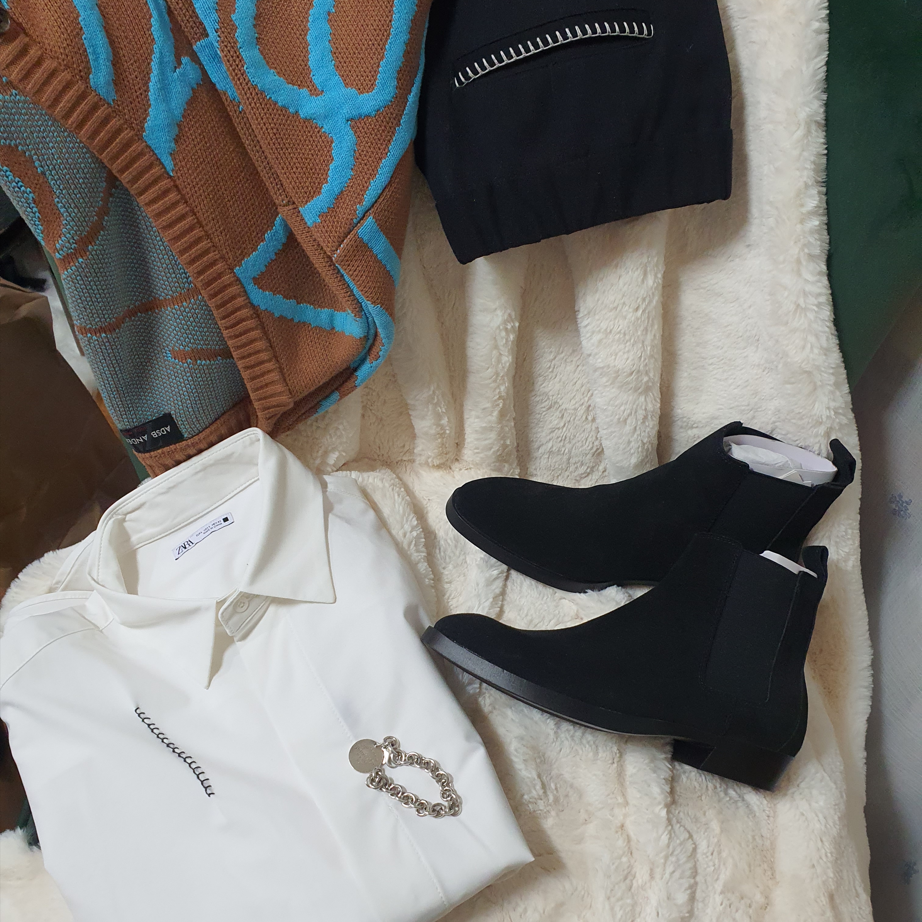 Zara Pointed Leather Chelsea Boots Black, Zara Contrast Stitch Overshirt White 착용 스타일