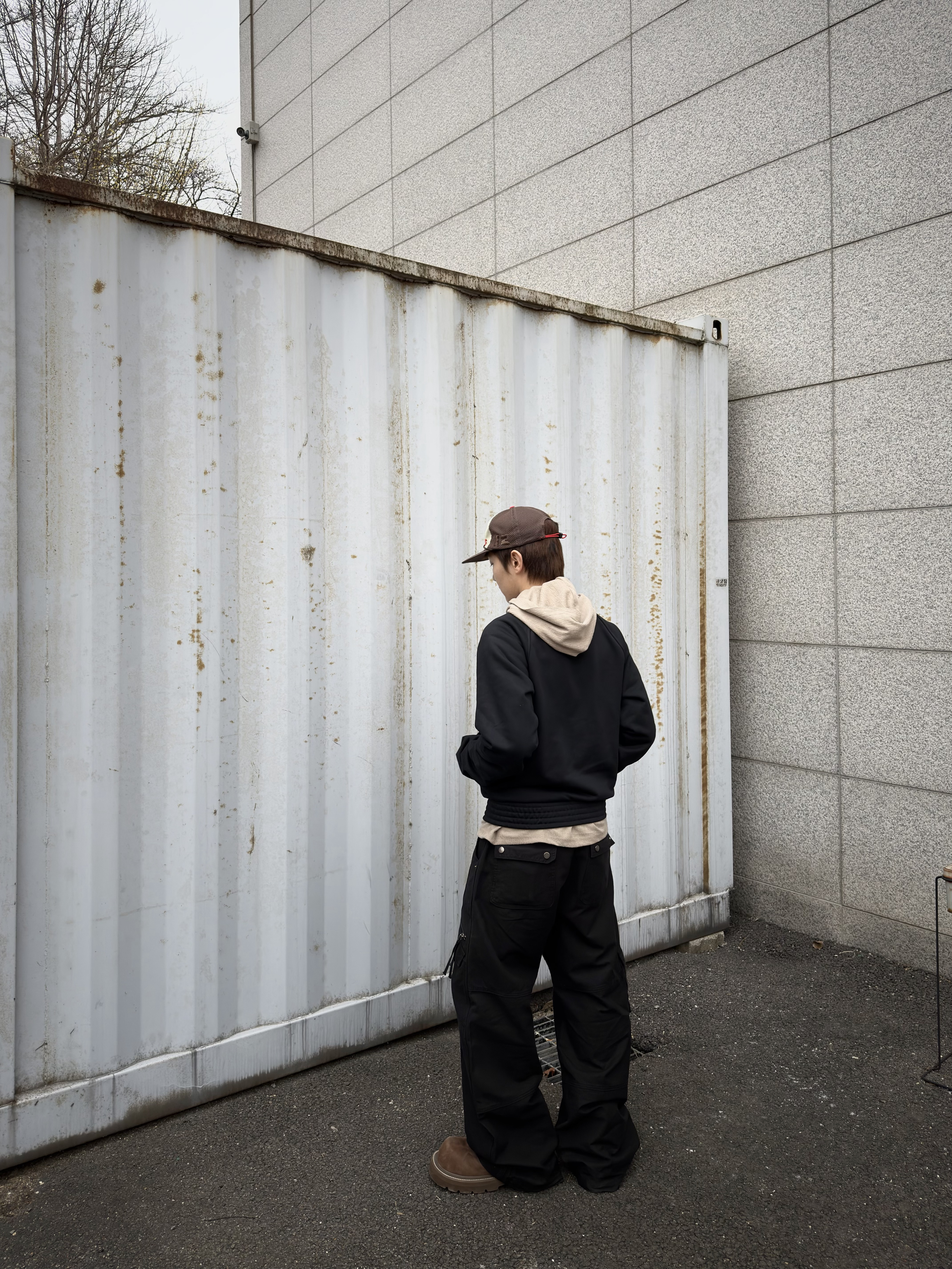SOULESURES BOLD BELUGA Espresso Brown, Alex Zono I Dig Running Trucker Hat OG Brown 착용 스타일 - 2