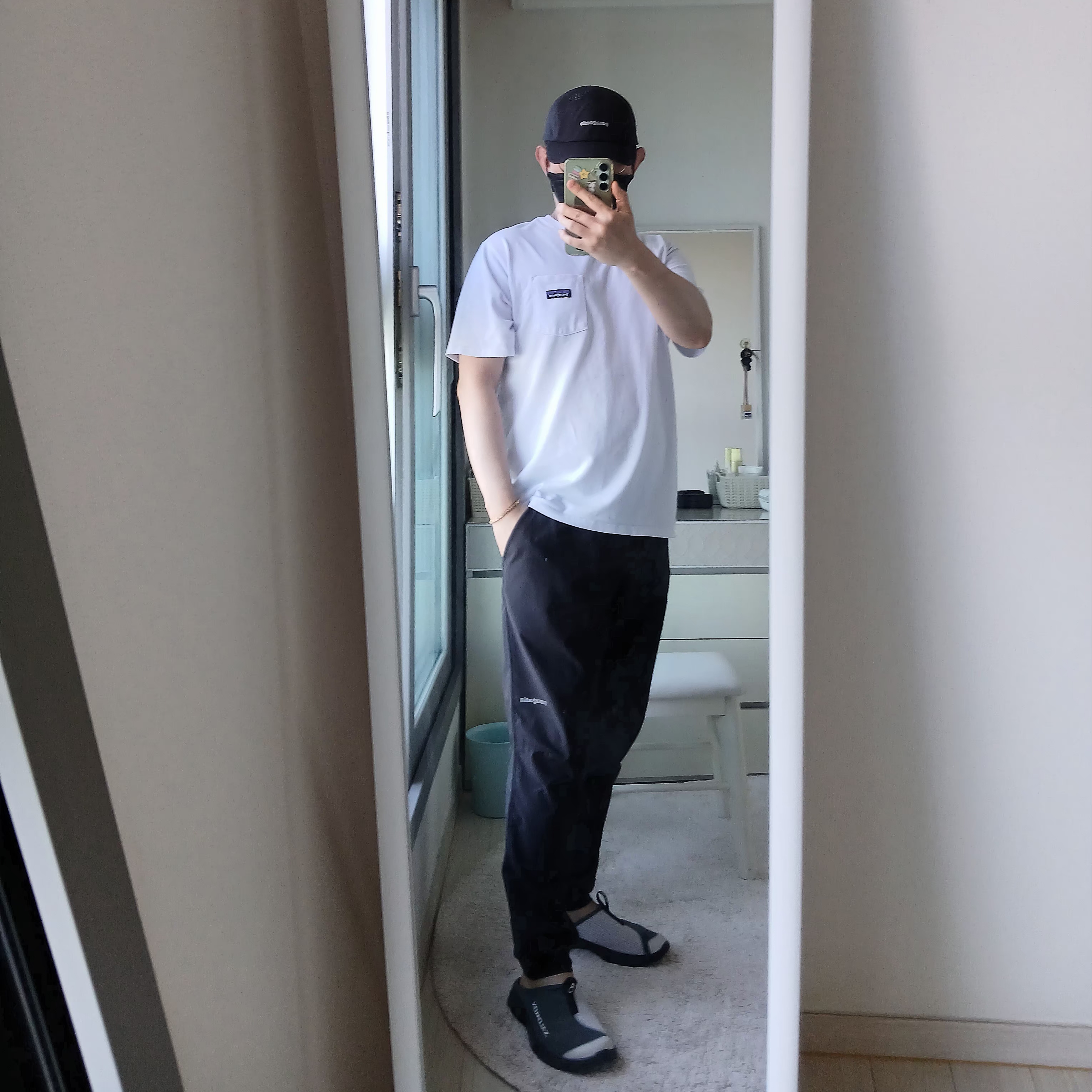Patagonia Light Variable Jacket Crisp Grey, Patagonia Daily Pocket Short Sleeve T-Shirt Birch White 착용 스타일 - 5