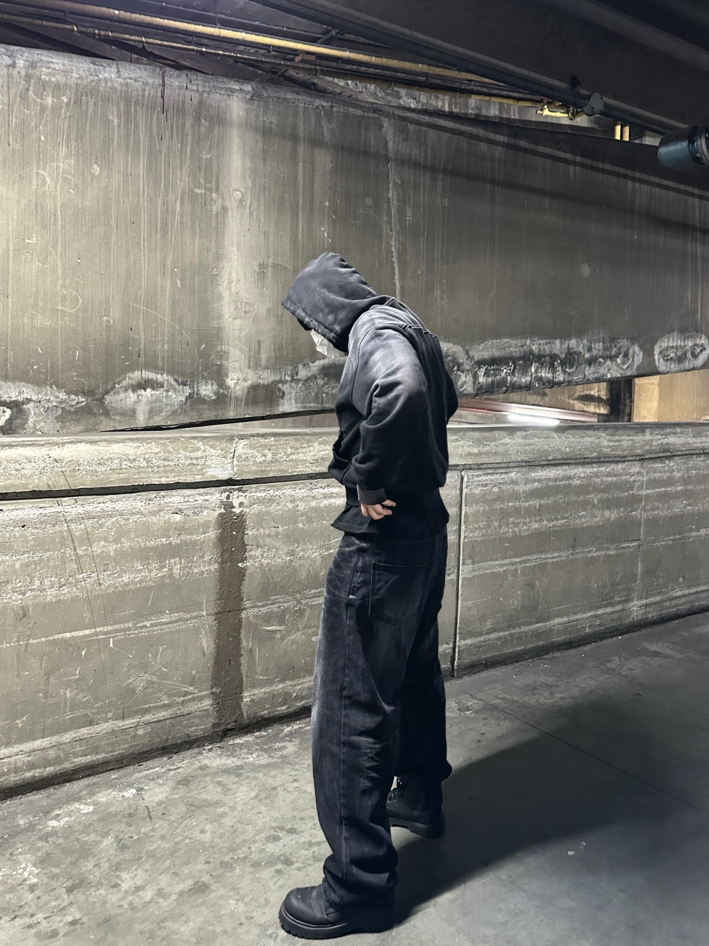 AX CONNECTION Engineered Oil Washed Wide Baggy Denim Pants Black 착용 스타일 - 1