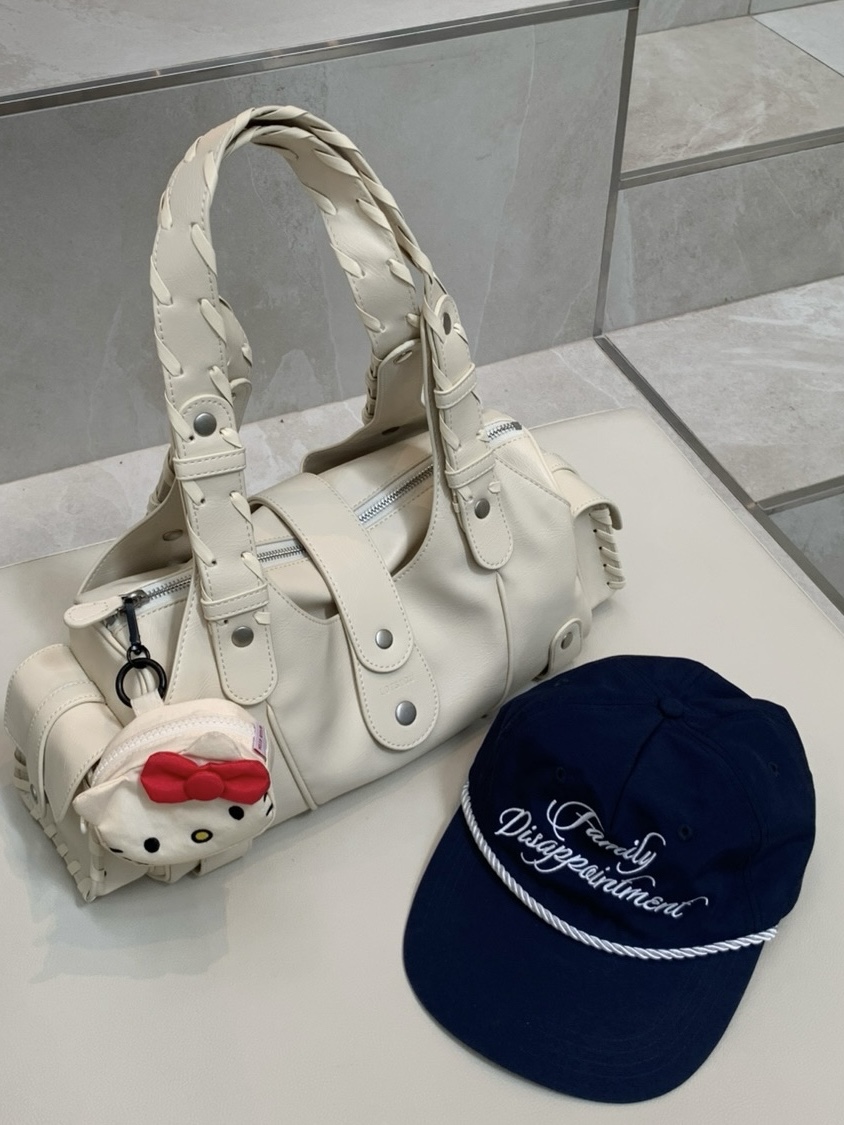 Baggu x Sanrio Hello Kitty Charm White, GARGG MAGSAFE LAYERS FRAME CASE CLEAR BLACK - TEXTURED HEART 착용 스타일 - 4