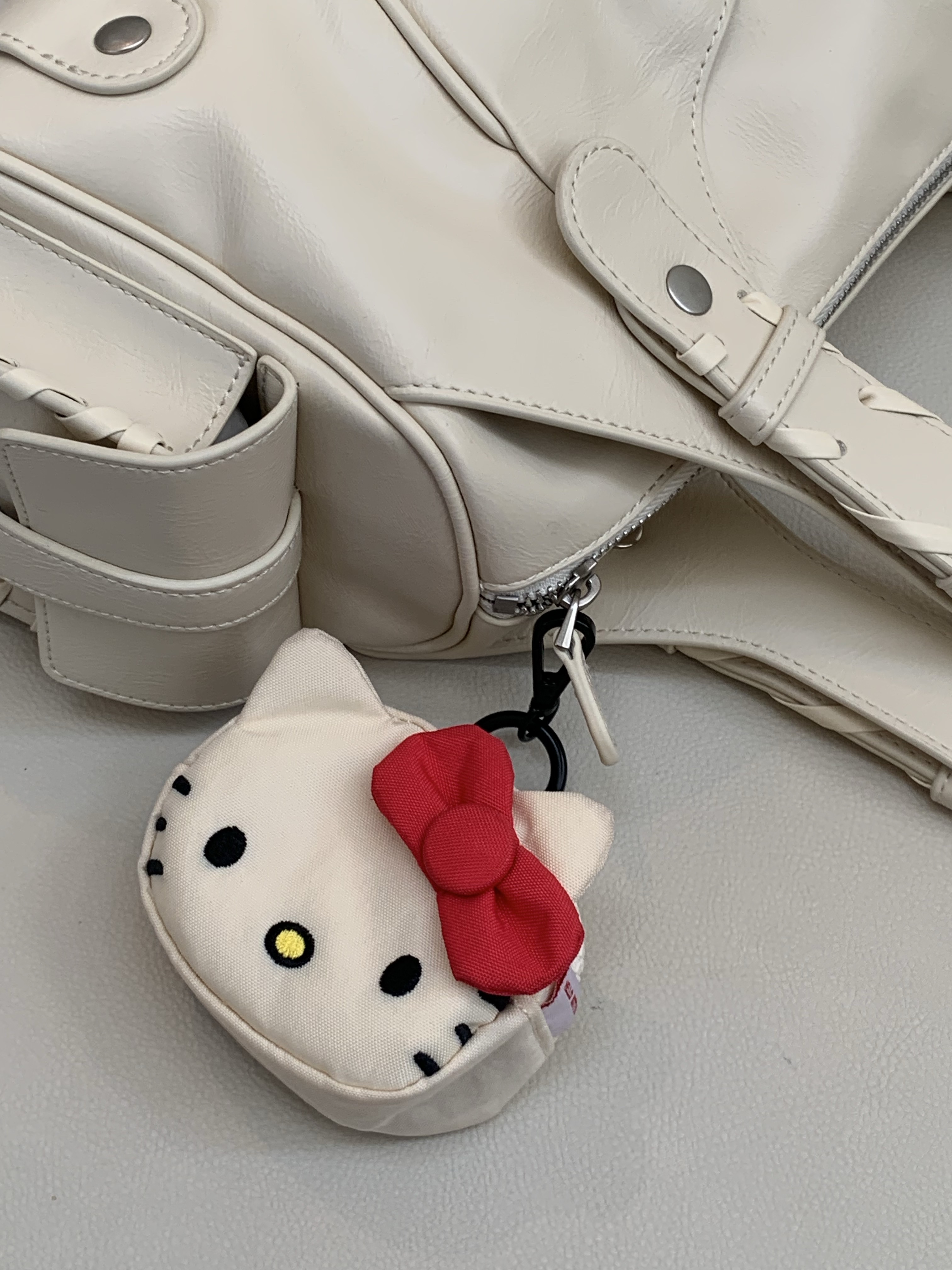 Baggu x Sanrio Hello Kitty Charm White, GARGG MAGSAFE LAYERS FRAME CASE CLEAR BLACK - TEXTURED HEART 착용 스타일 - 6
