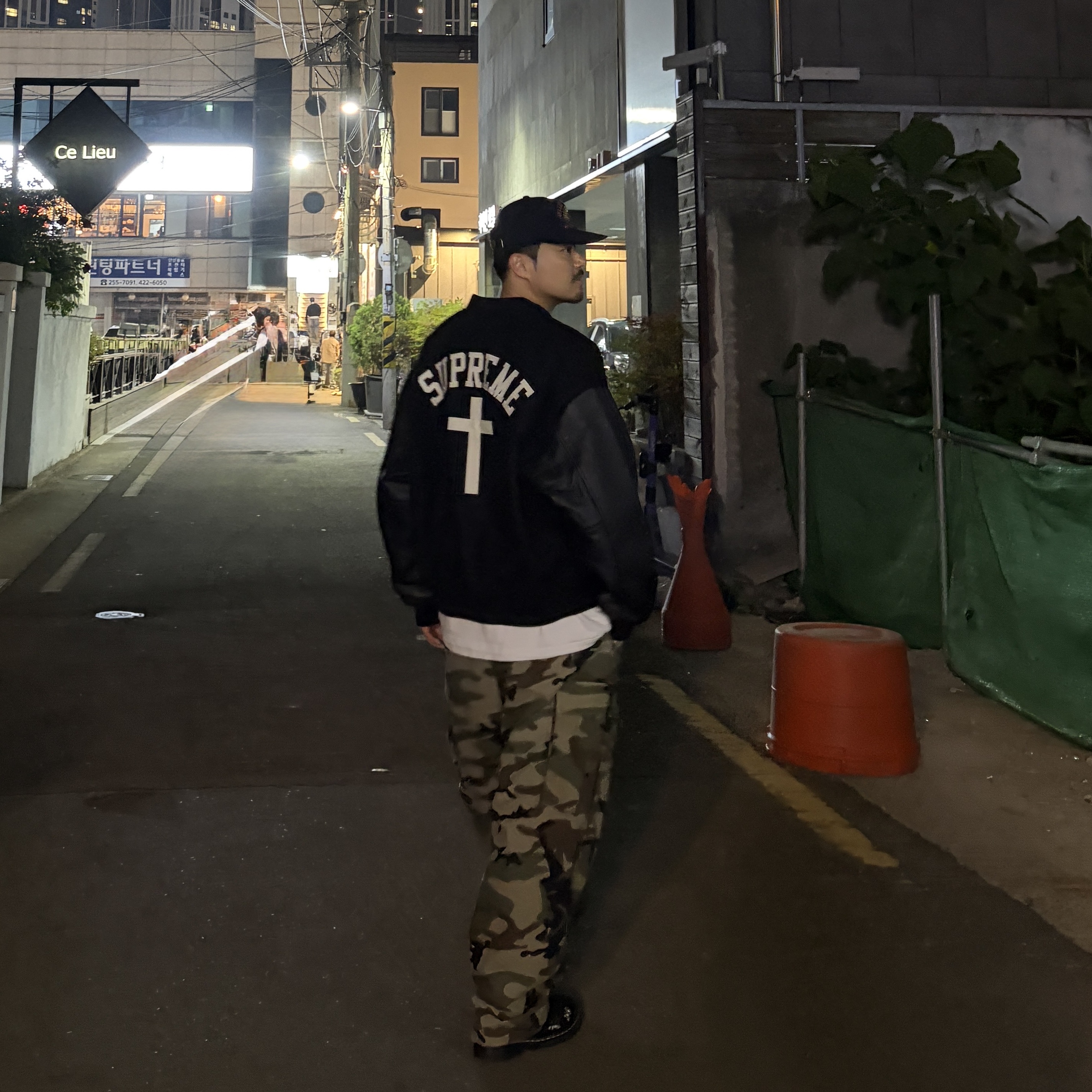 Supreme Cross Varsity Jacket Black - 26SS, Hello Sunrise Washed Two Tone Arch Logo 6panel Cap Navy 착용 스타일