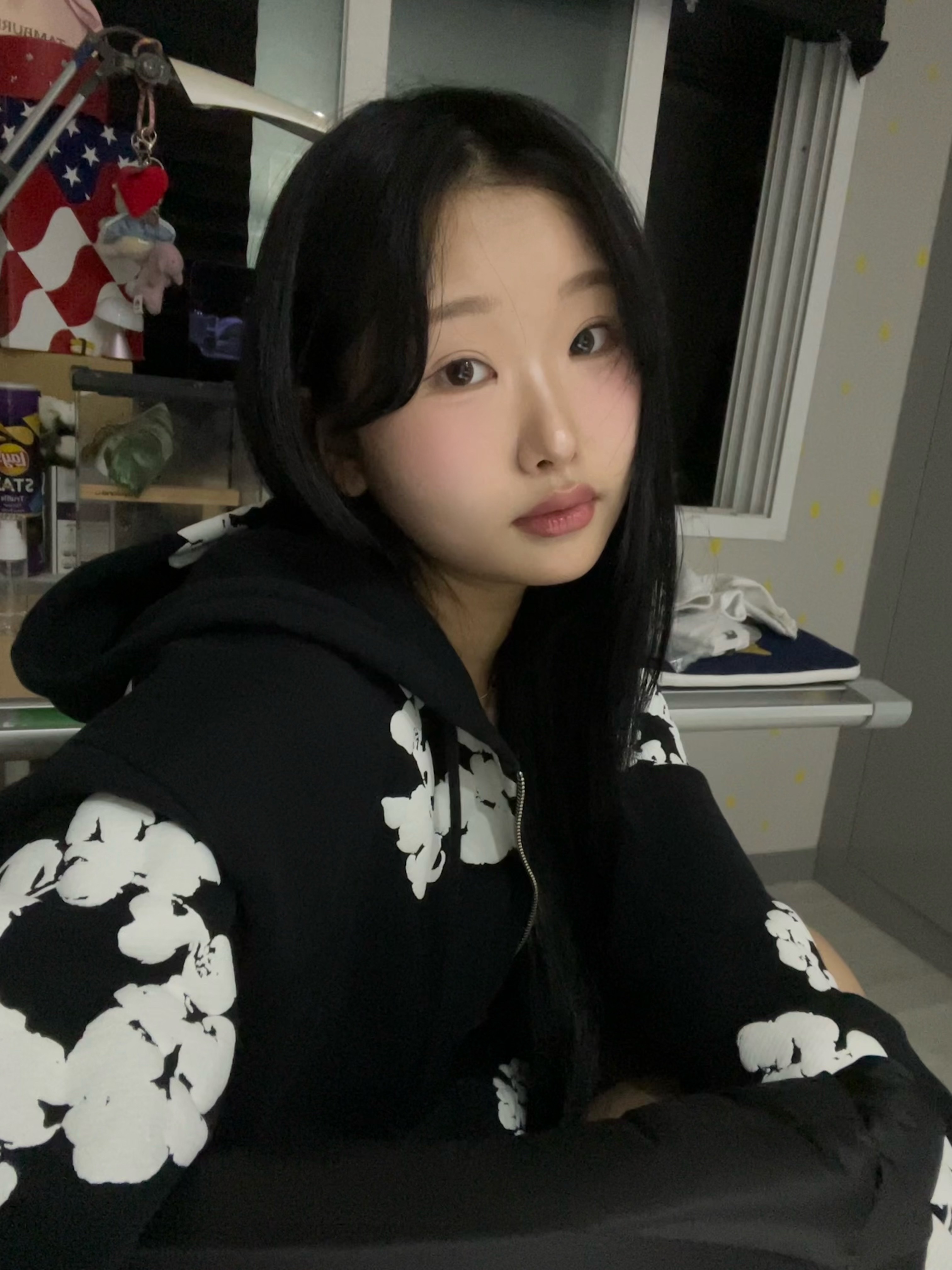 Denim Tears Cotton Wreath Zip Hoodie Black 착용 스타일 - 6