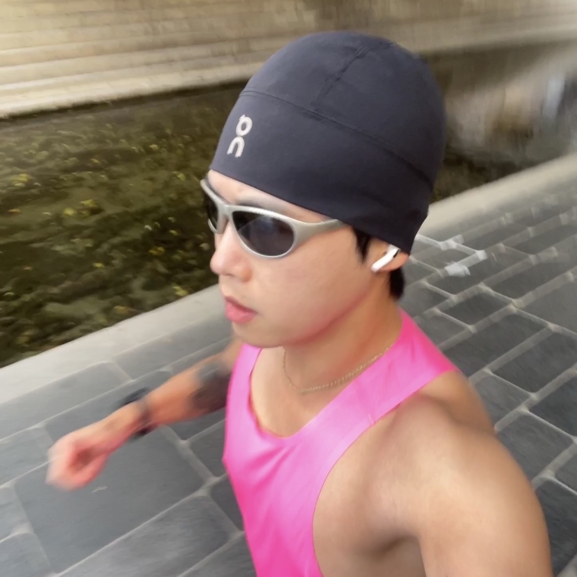 On Running Core Beanie Black, Montbell Trekking Glasses Silver Metallic Light Grey 착용 스타일