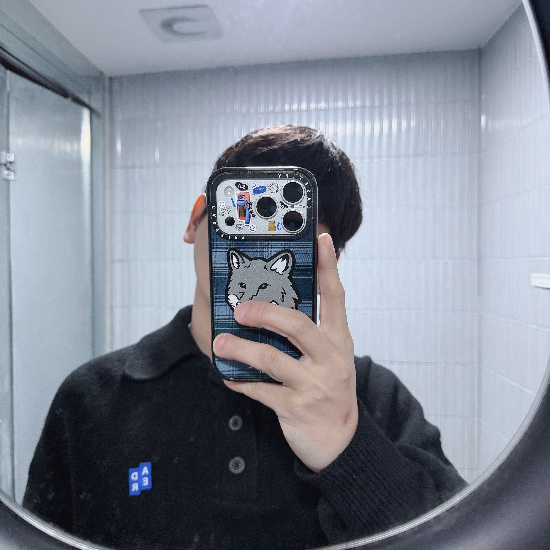 Ader Error Sig; BL Tag Knit 02 Noir, Ader Error Standic AirPods Max Case Z-Blue 착용 스타일 - 2