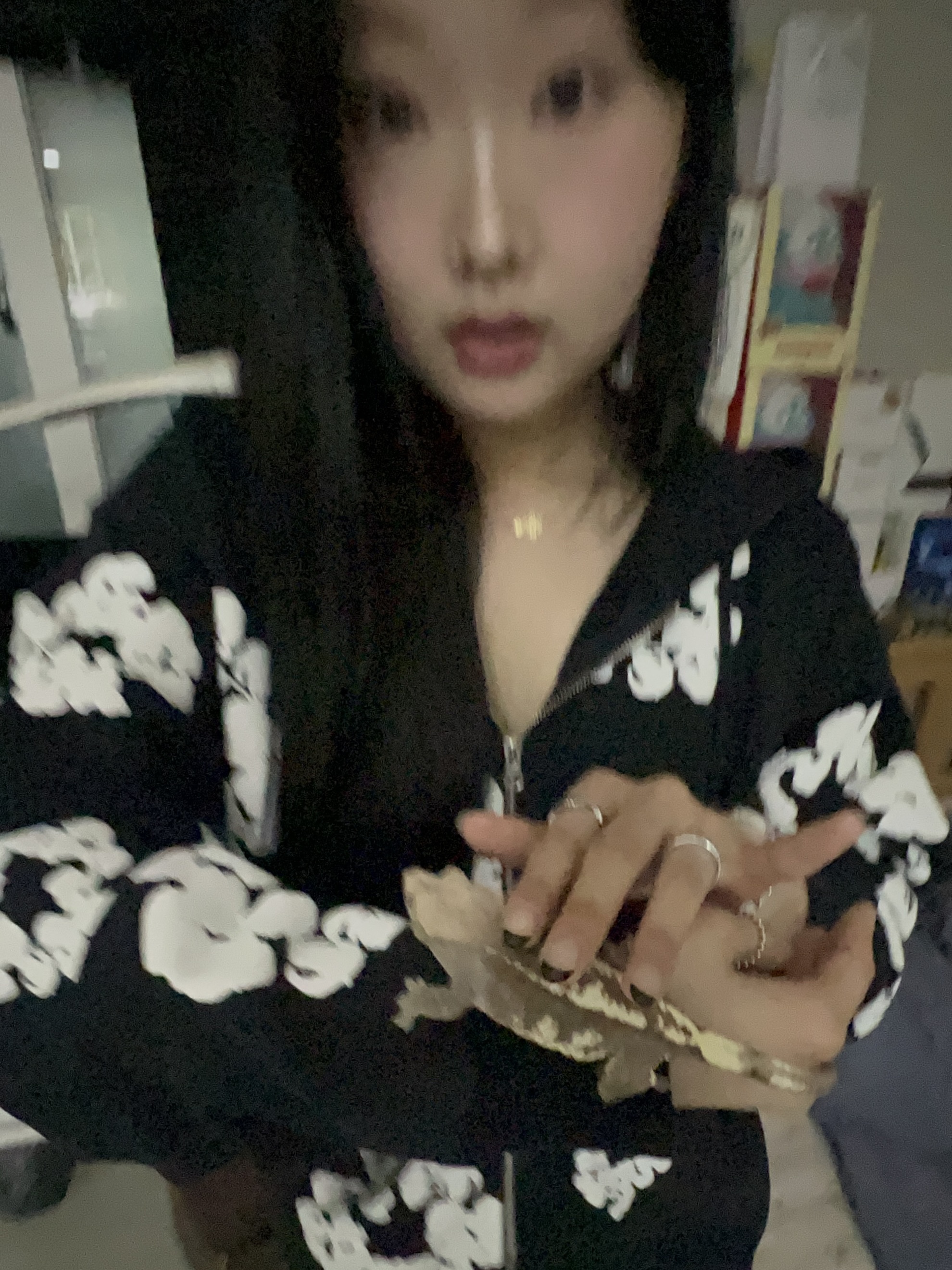 Denim Tears Cotton Wreath Zip Hoodie Black 착용 스타일 - 5