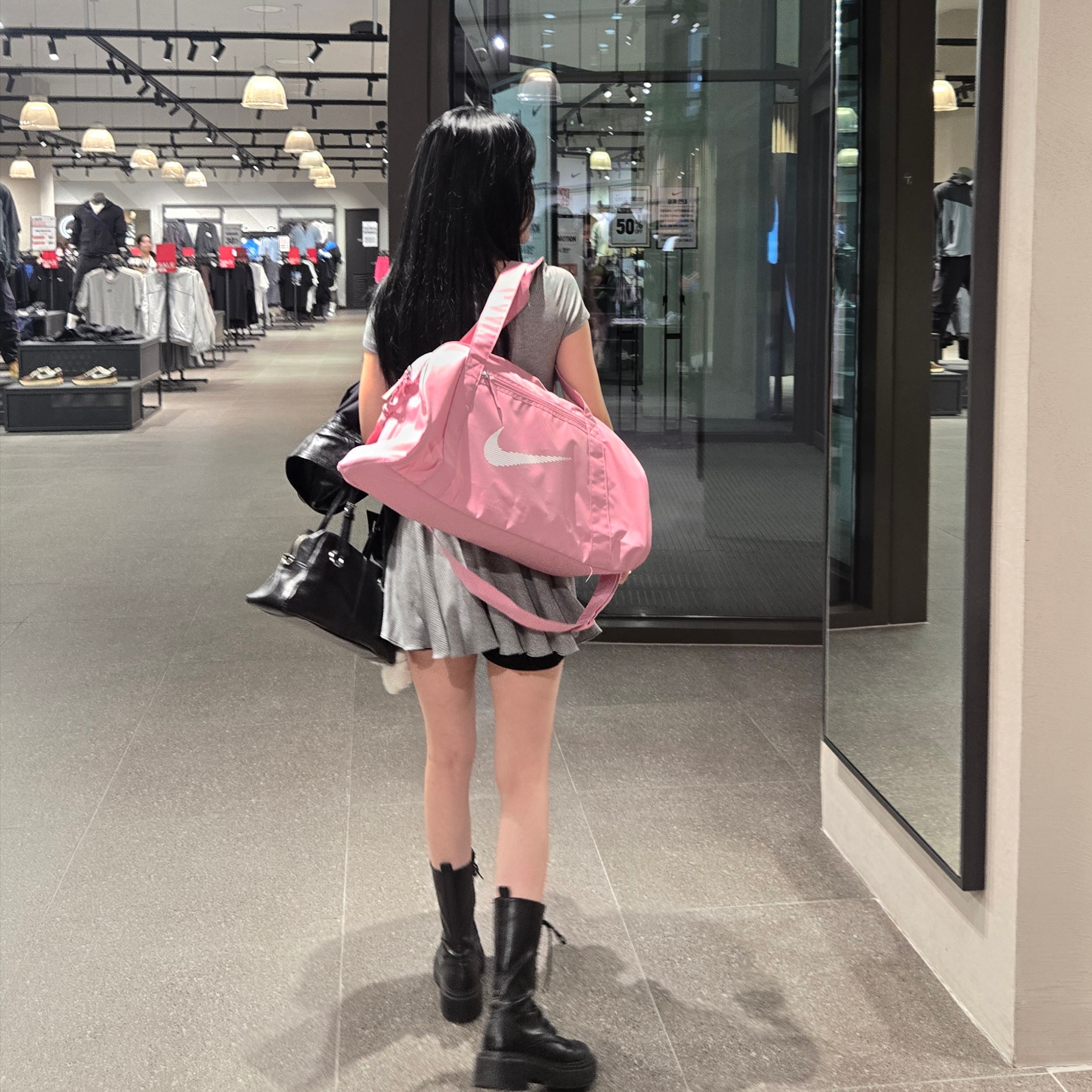 Nike Gym Club Duffle Bag 24L Elemental Pink White 착용 스타일
