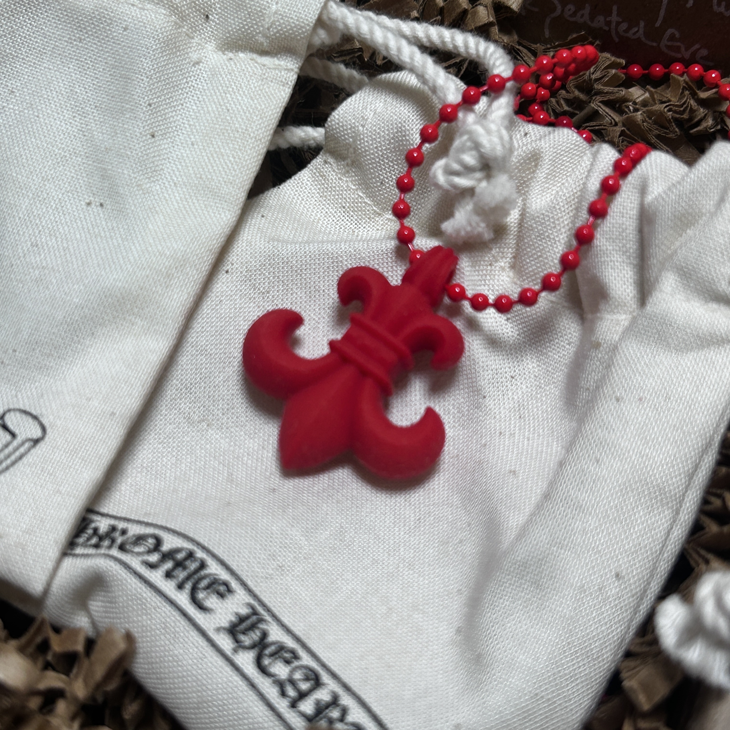 Chrome Hearts Silichrome BS Fleur Pendant Red 착용 스타일