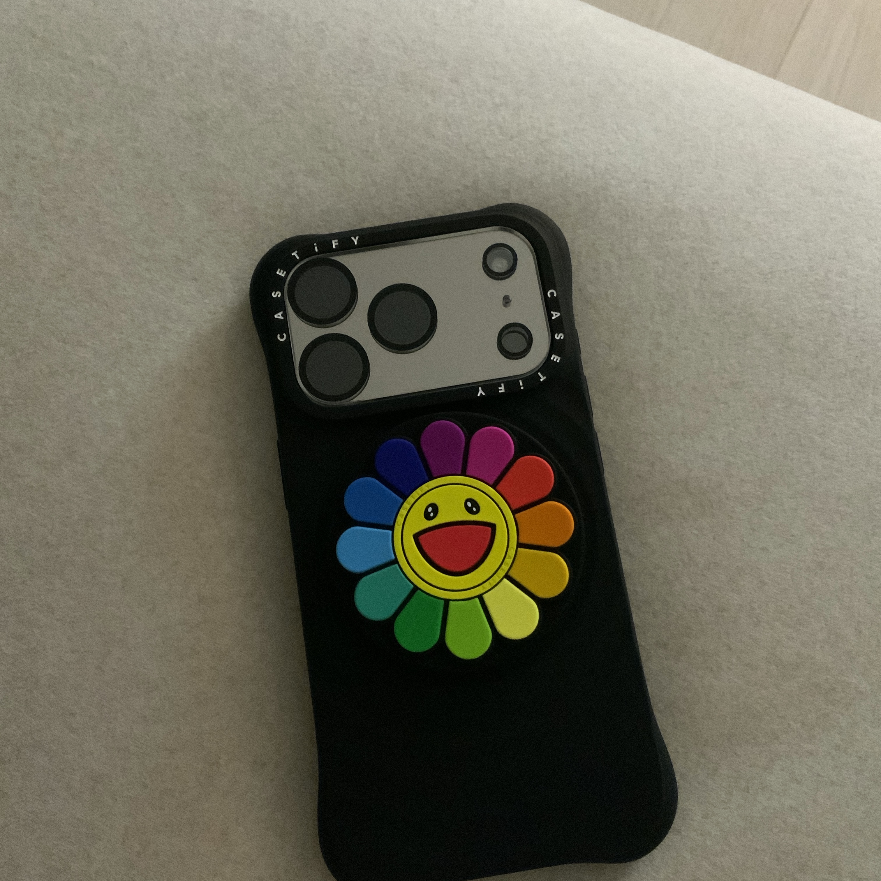 Casetify x Murakami Takashi Flowers Rainbow Snappy Grip Stand 착용 스타일
