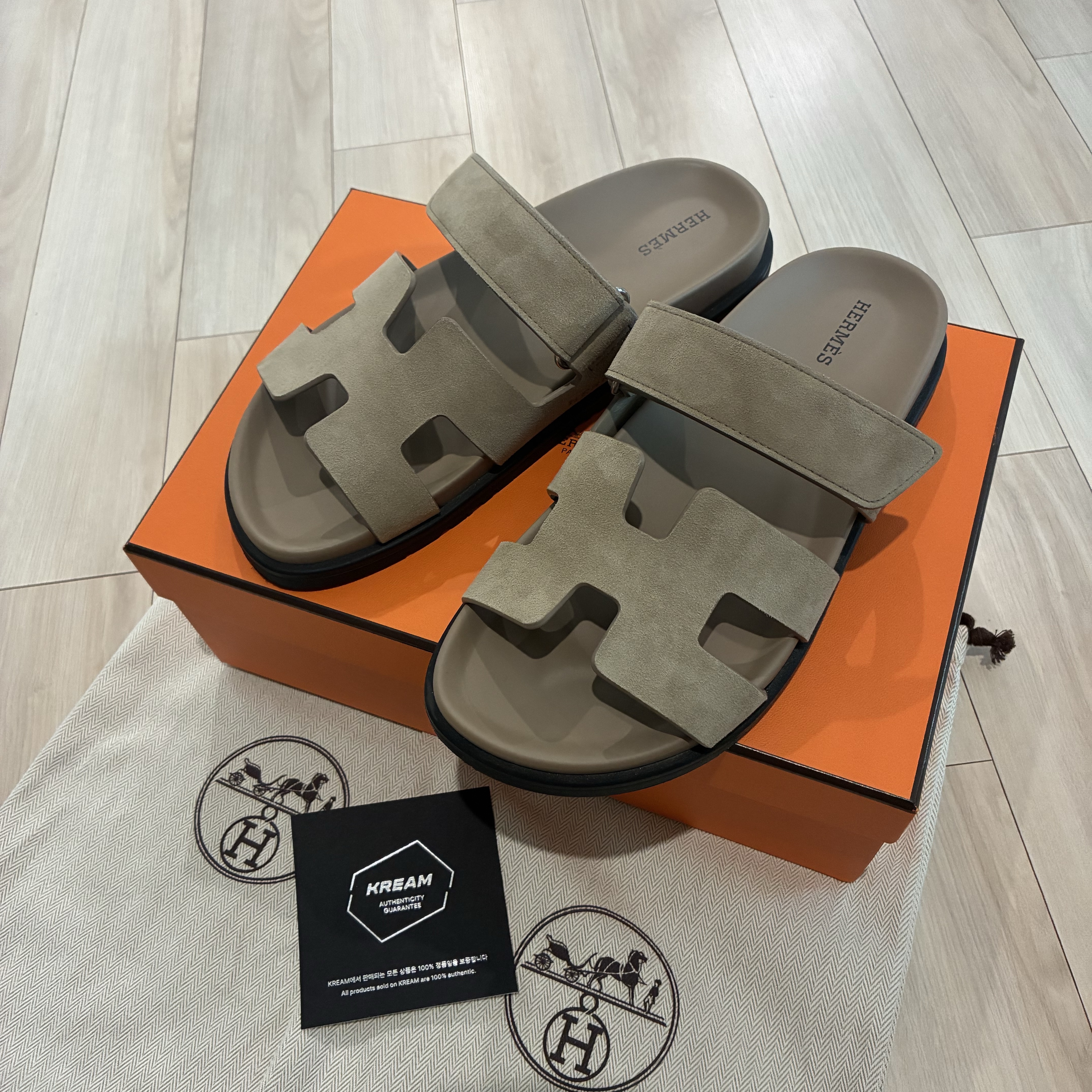 (W) Hermes Chypre Sandal Suede Goatskin & Beige Sable 착용 스타일