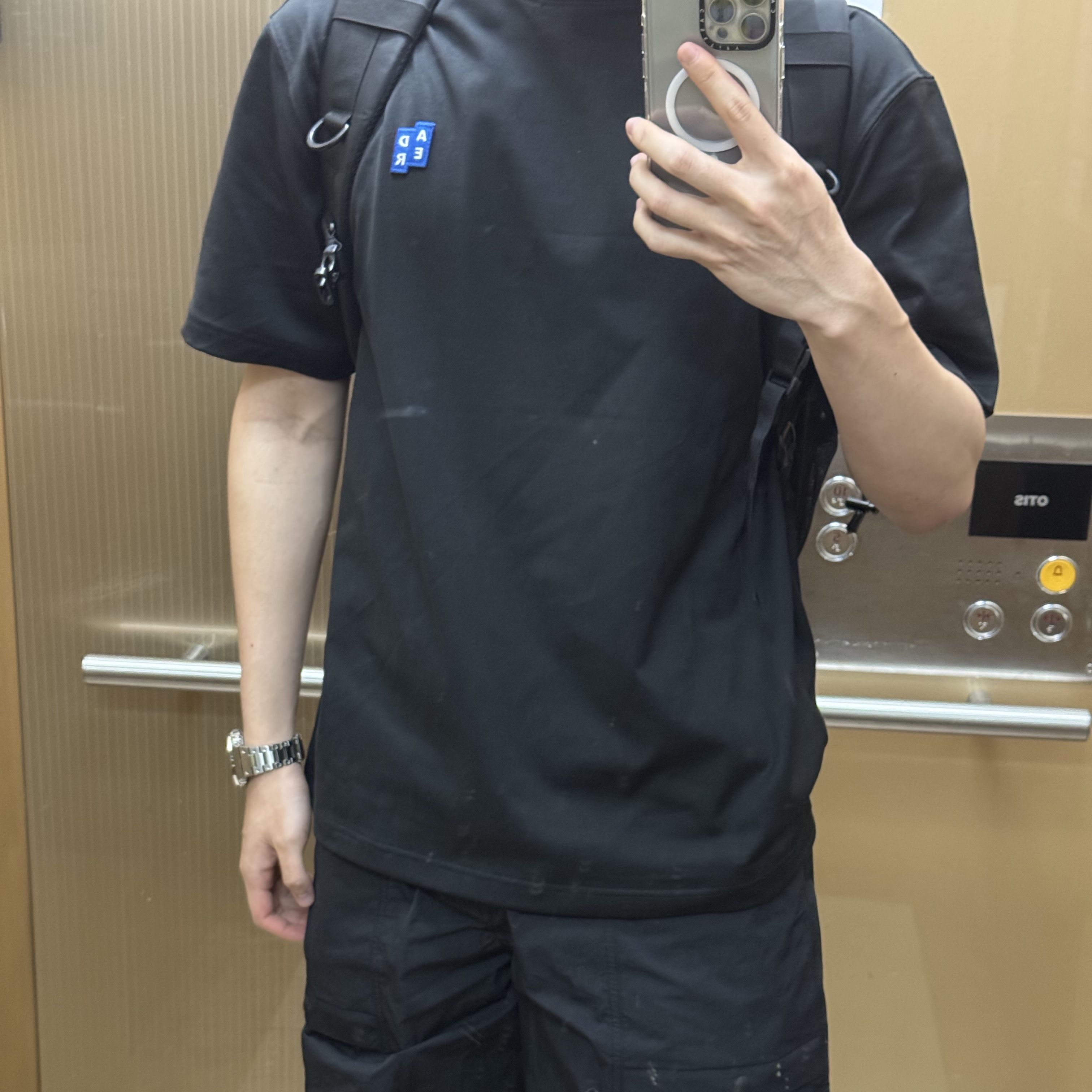 Ader Error Sig; TRS/BL Tag T-Shirt 01 Black 착용 스타일