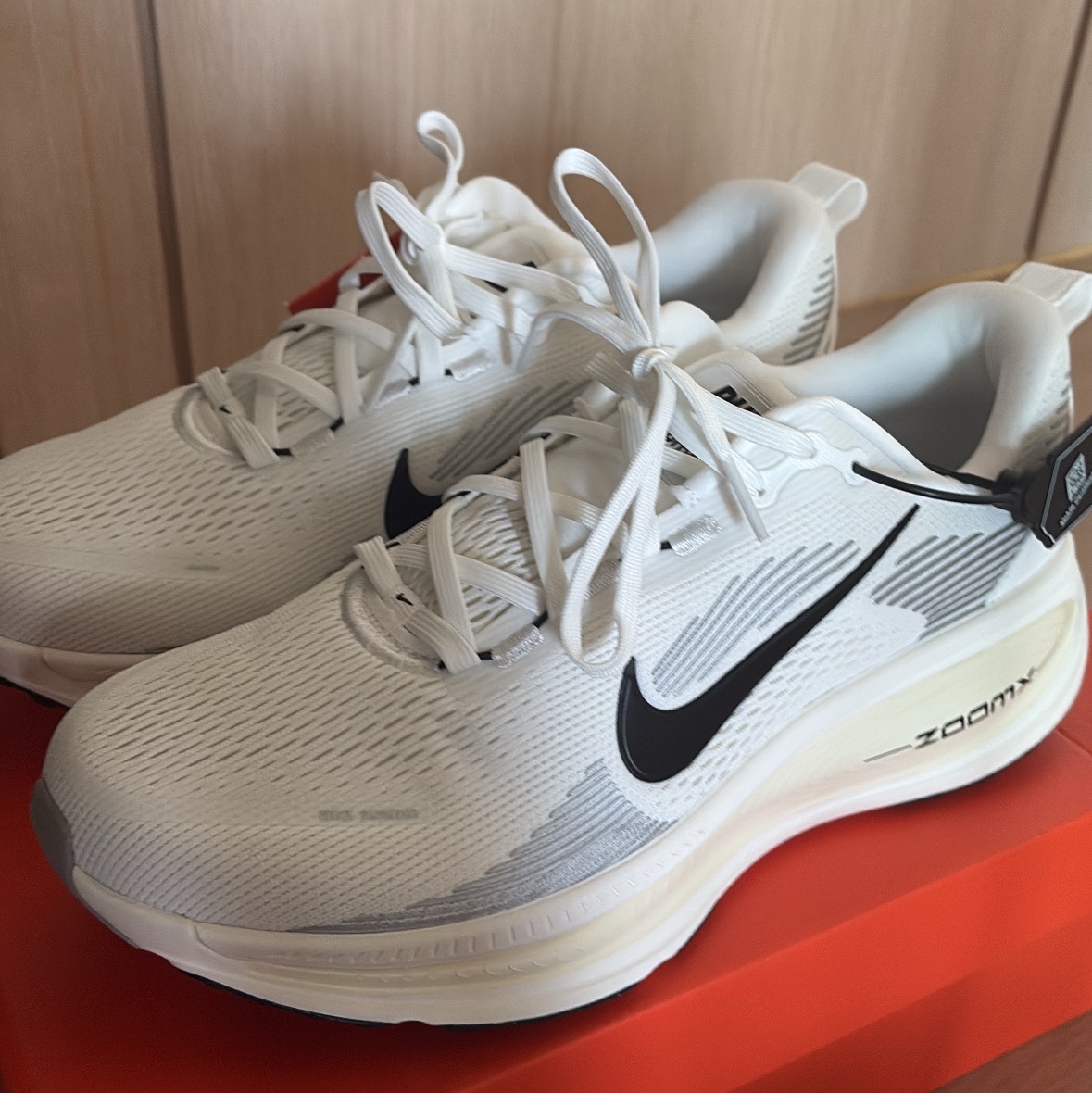 Nike Vomero 18 Summit White Coconut Milk 착용 스타일