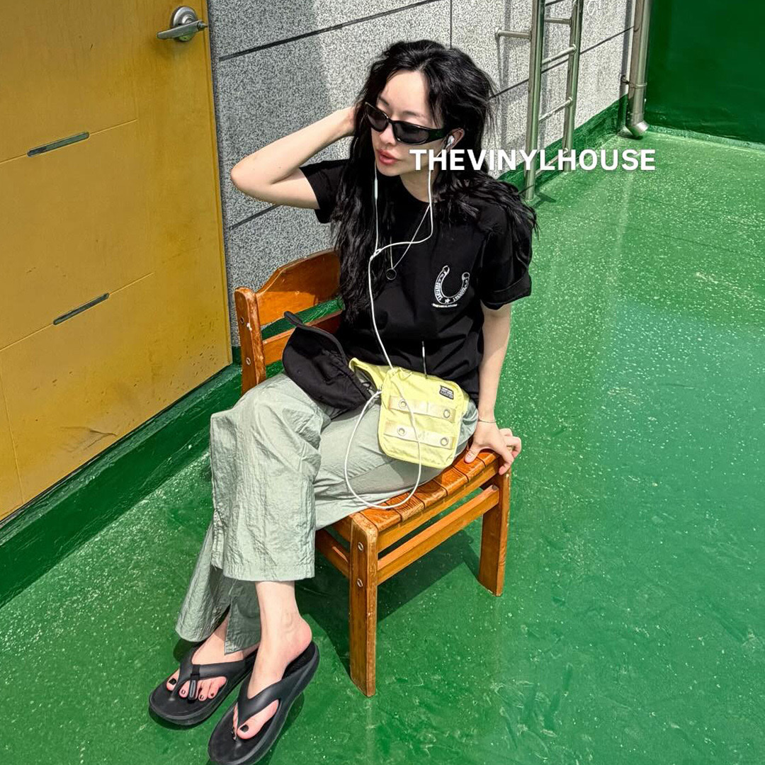 Thevinylhouse Lucky House Tee Black 착용 스타일