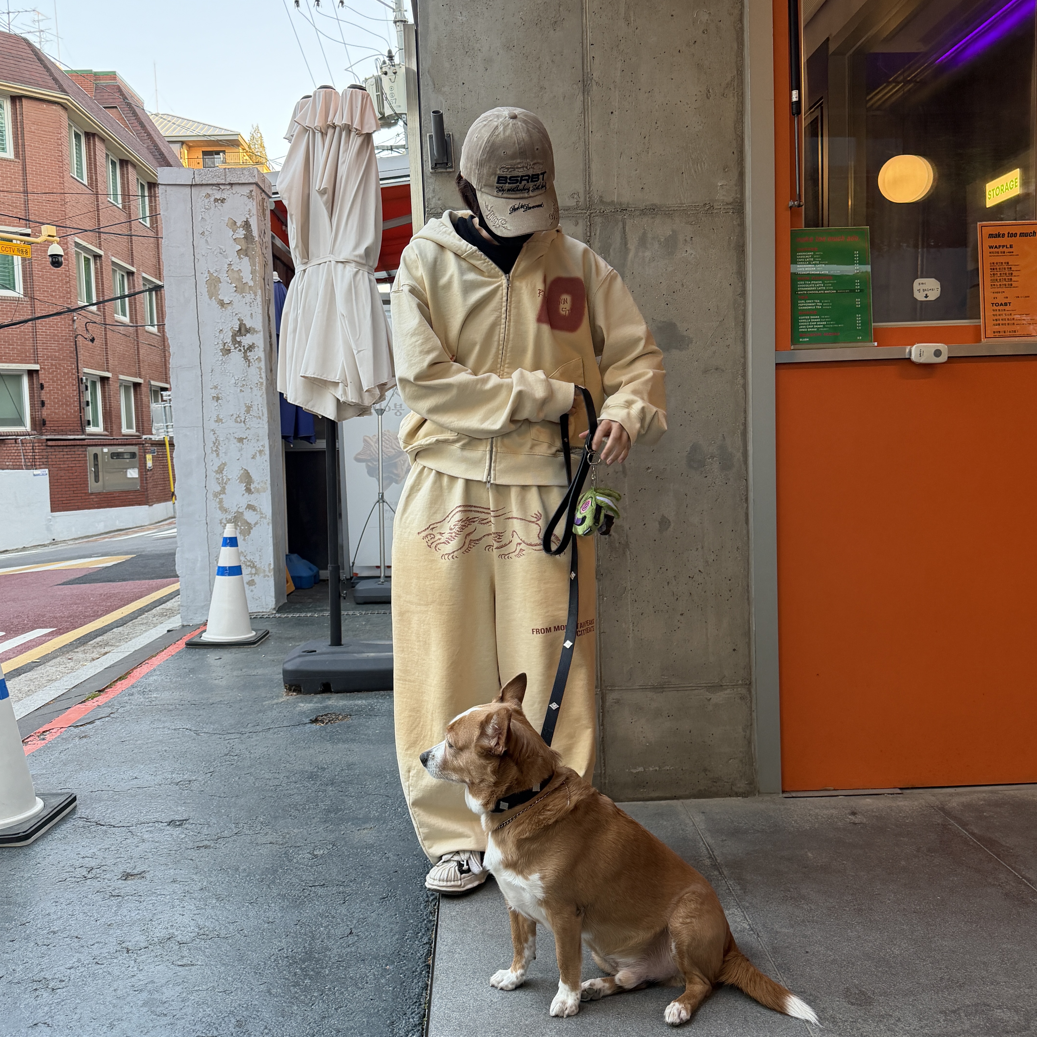Bsrabbit Oil-Washed Graphic Pants Ivory, Bsrabbit Oil-Washed Graphic Zip-Up Hoodie Ivory 착용 스타일 - 1