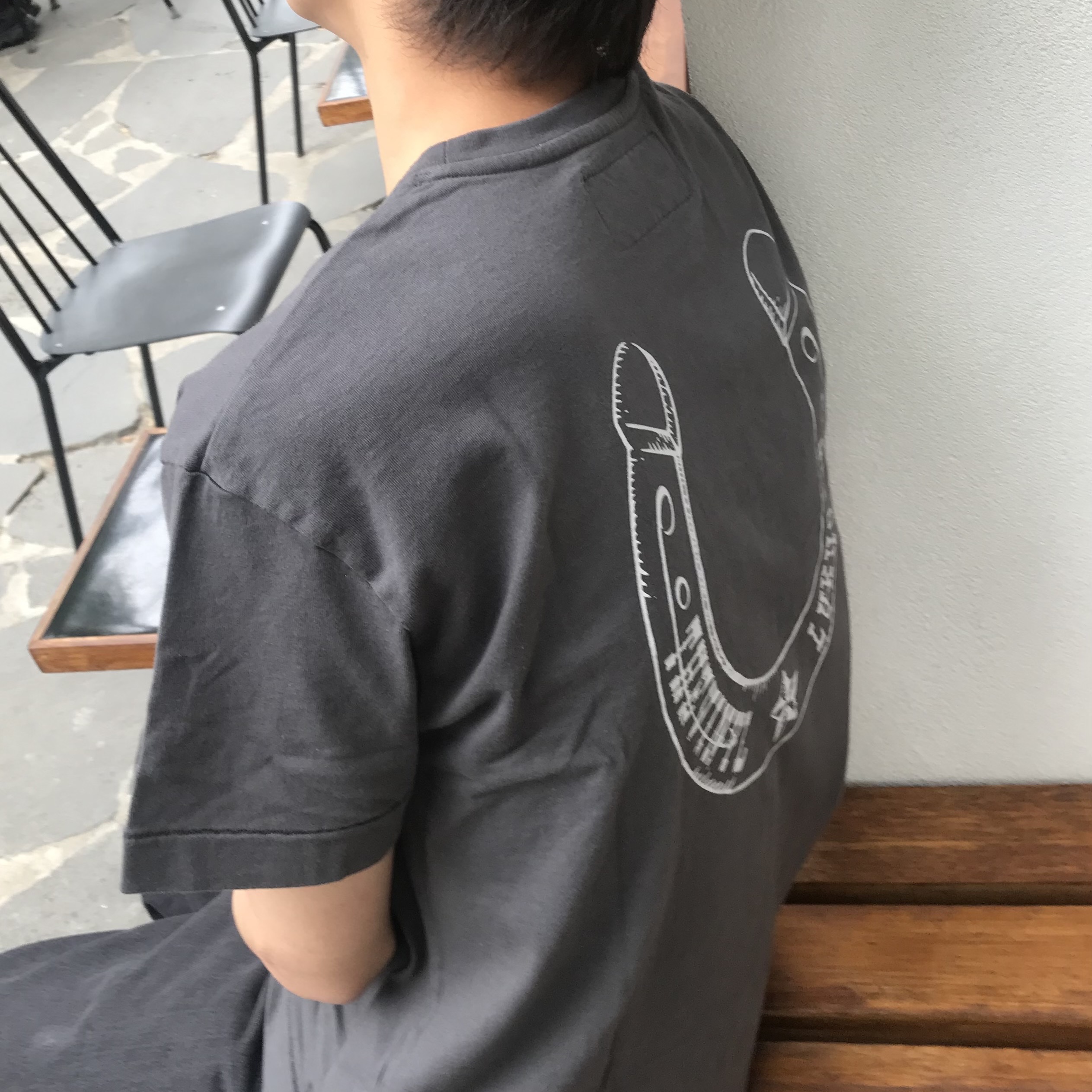 [KREAM 단독] Thevinylhouse Lucky House Tee Charcoal 착용 스타일 - 6