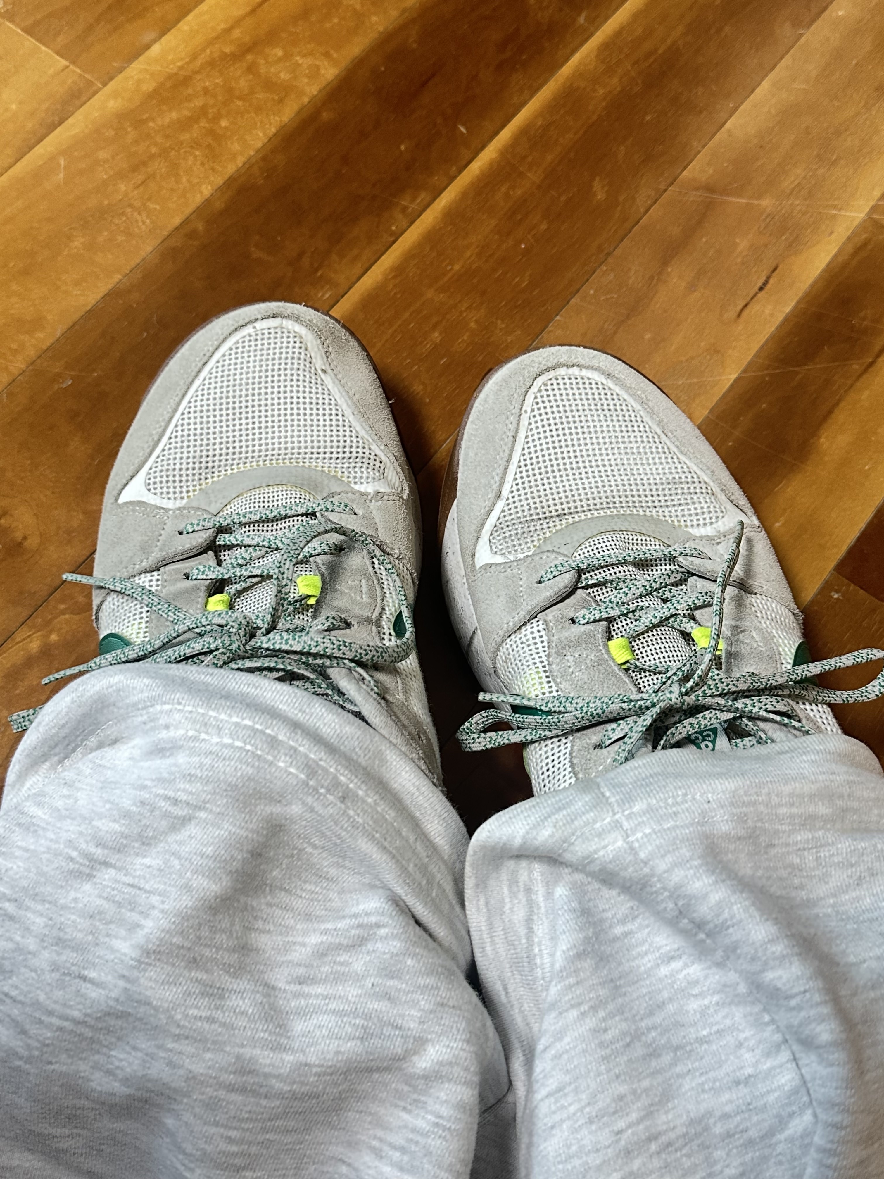 Nike ACG Lowcate Light Iron Ore 착용 스타일
