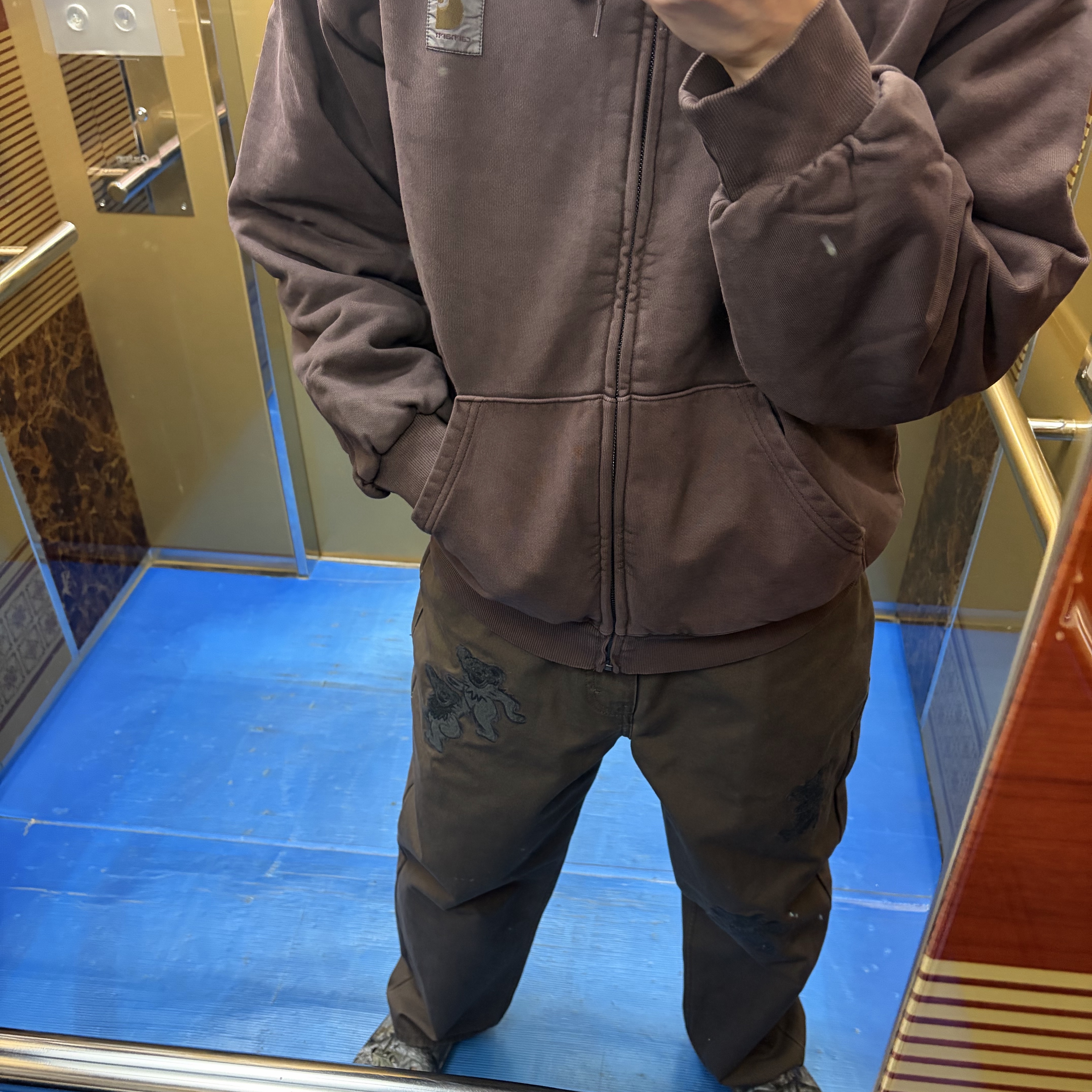 Carhartt WIP Hooded Vista Jacket Palisander Garment Dyed, Thisisneverthat x Grateful Dead Dancing Bears Work Pant Brown 착용 스타일