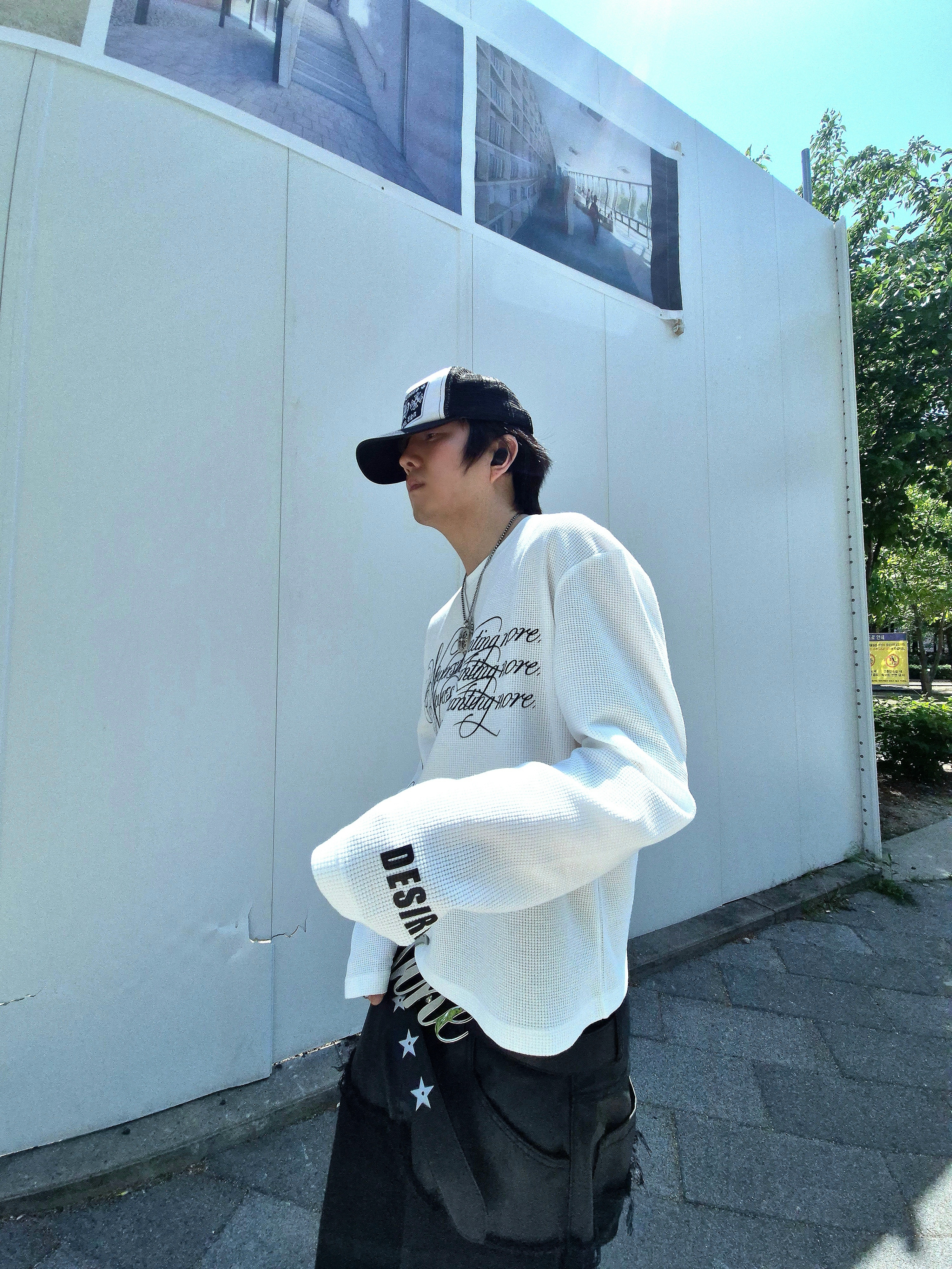 ROARINGRAD Layered Carbon Bermuda Denim Pants Black, Chrome Hearts CH Hollywood Trucker Hat Black White 착용 스타일 - 1