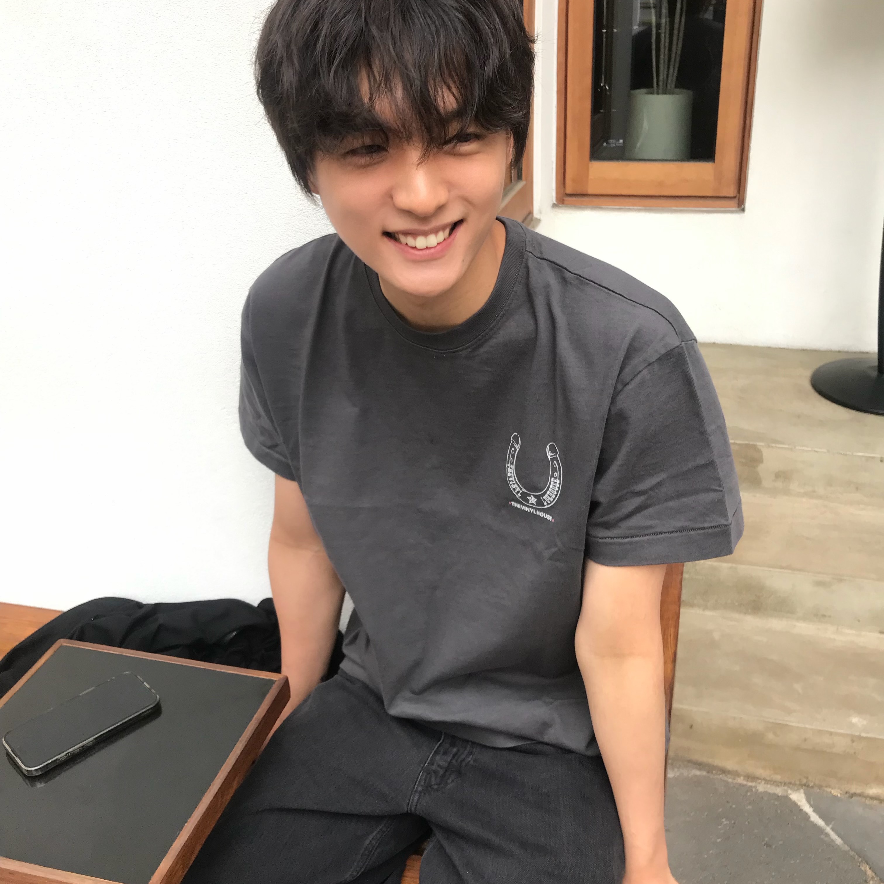 [KREAM 단독] Thevinylhouse Lucky House Tee Charcoal 착용 스타일 - 3