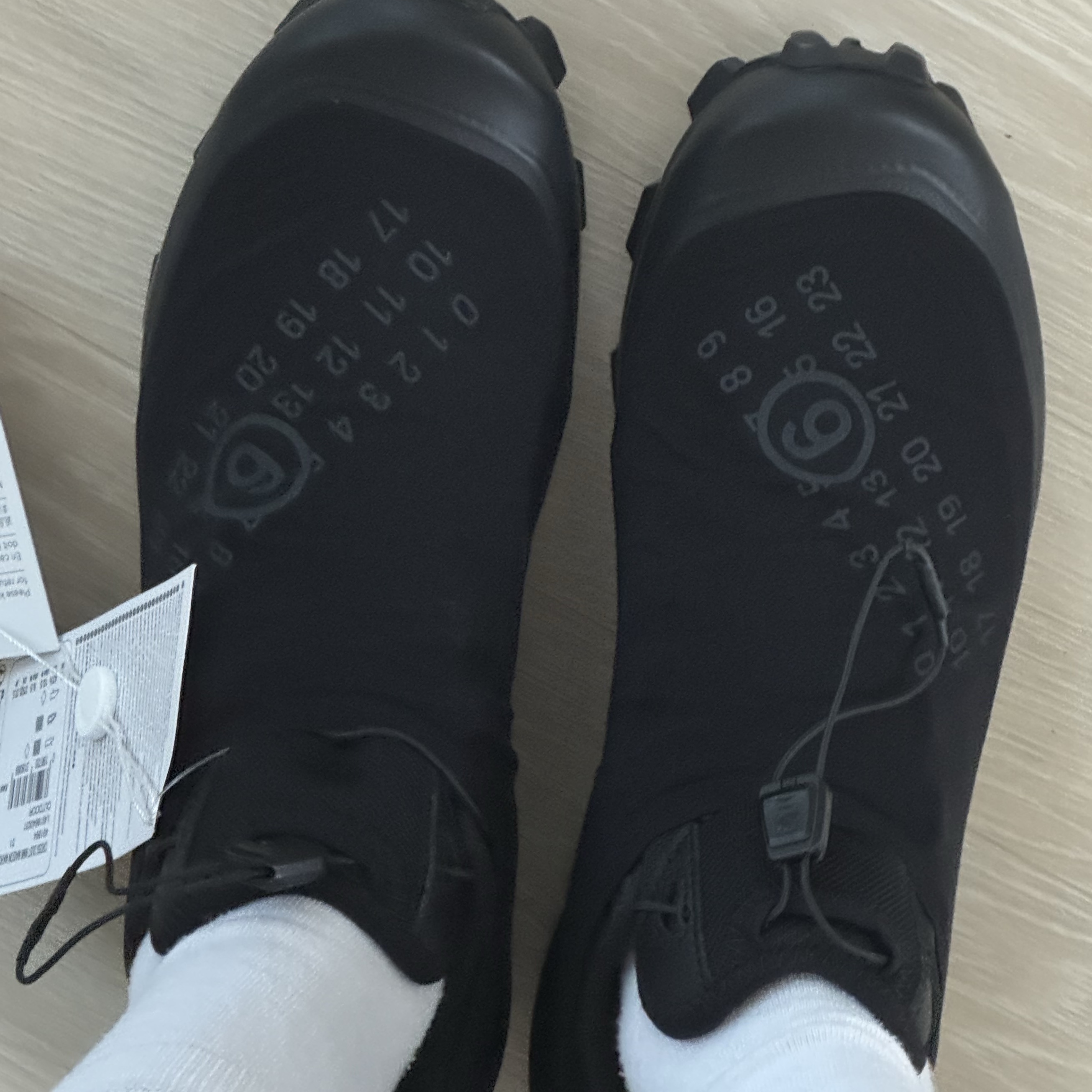 Salomon x MM6 Maison Margiela Cross Dust Black Asphalt 착용 스타일
