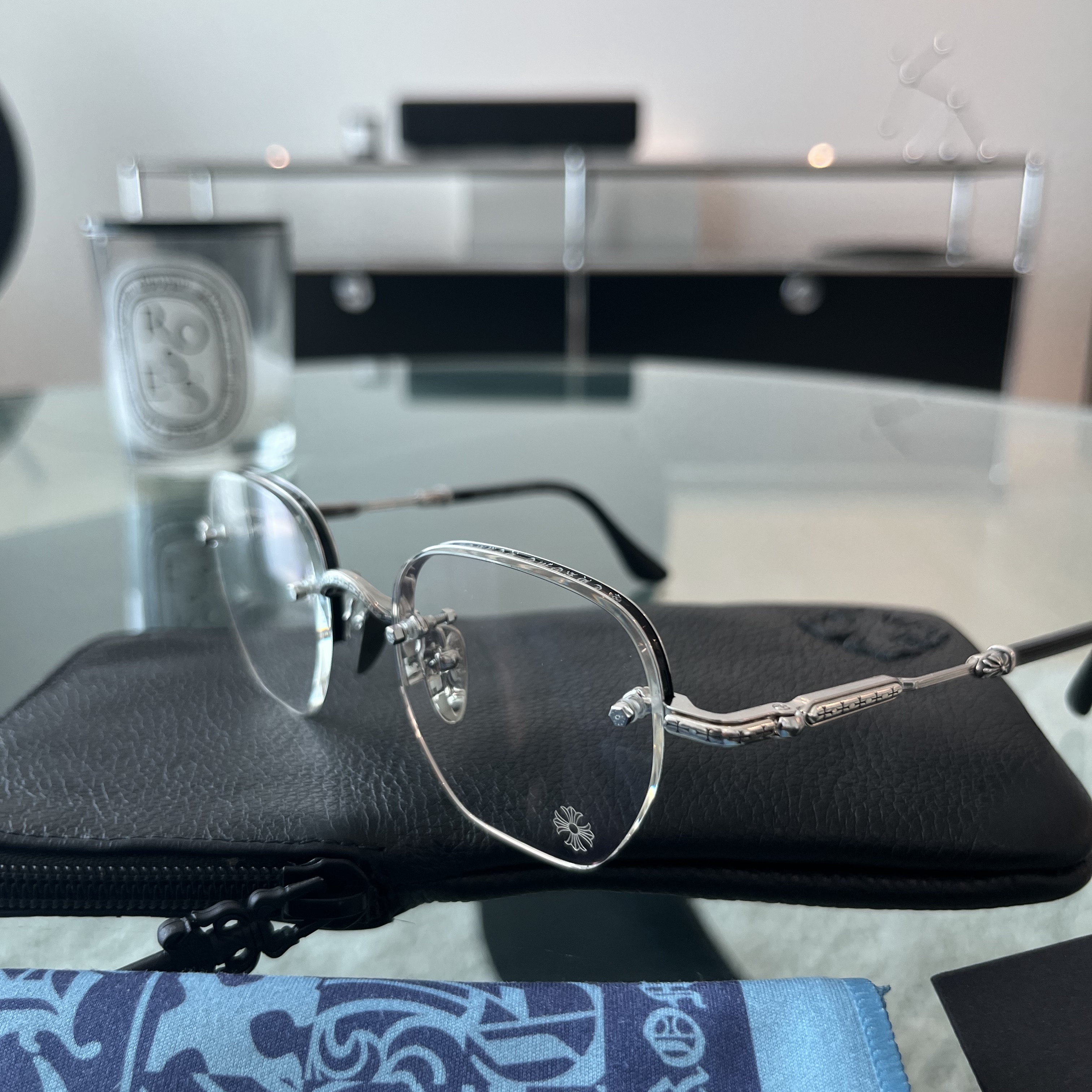 Chrome Hearts Frosted Brushed Silver Black 착용 스타일 - 2