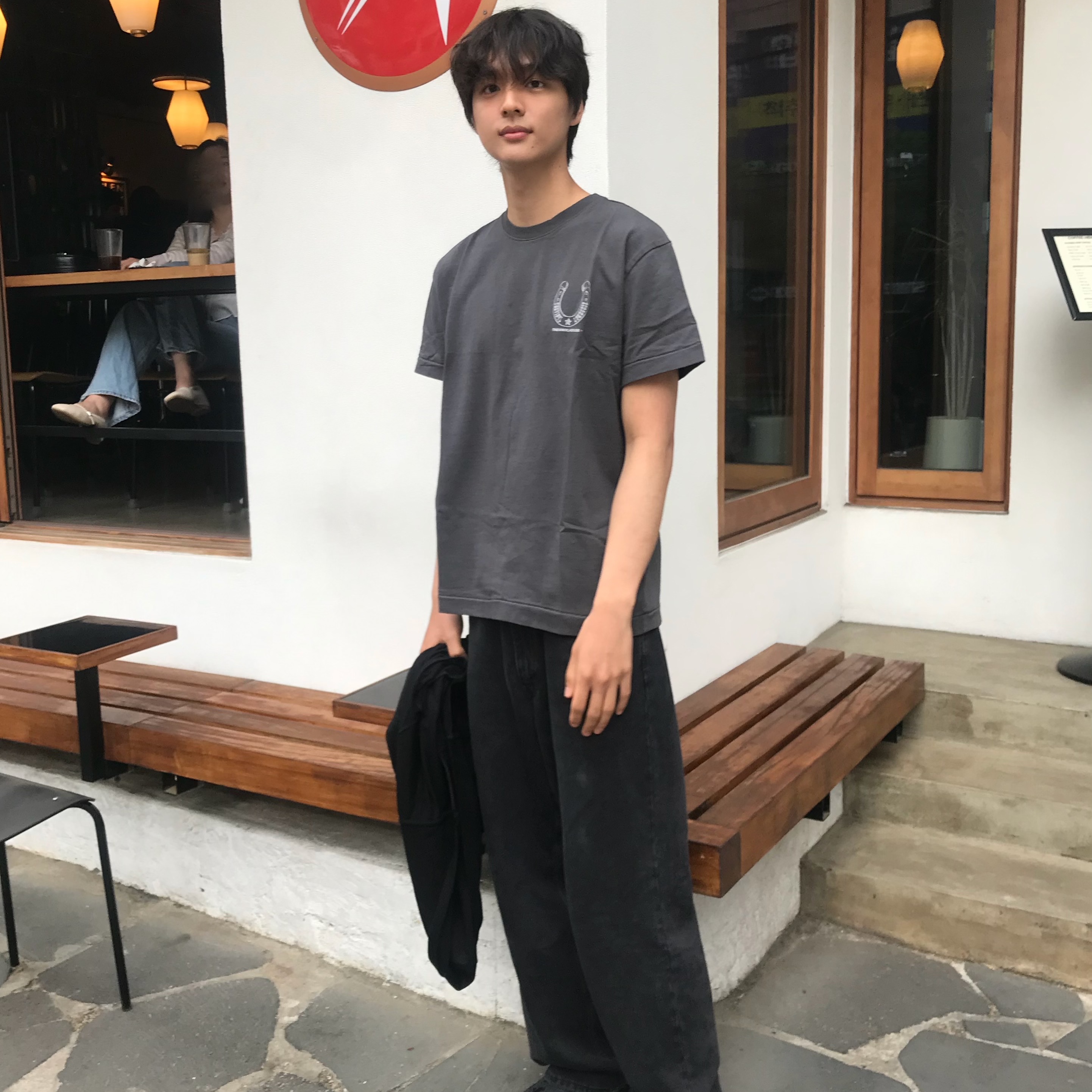 [KREAM 단독] Thevinylhouse Lucky House Tee Charcoal 착용 스타일 - 5