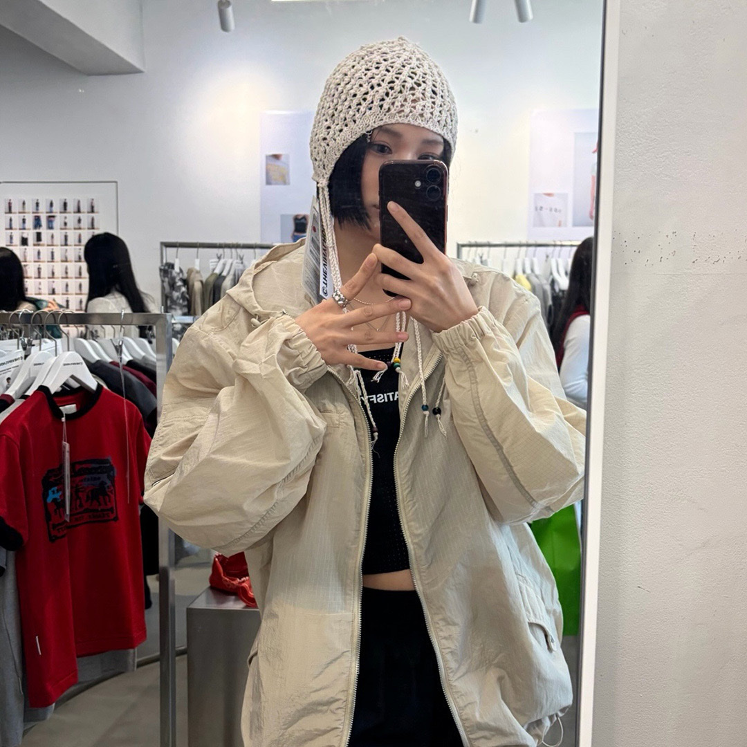 Thevinylhouse Ribstop Sheer Windbreaker Beige 착용 스타일