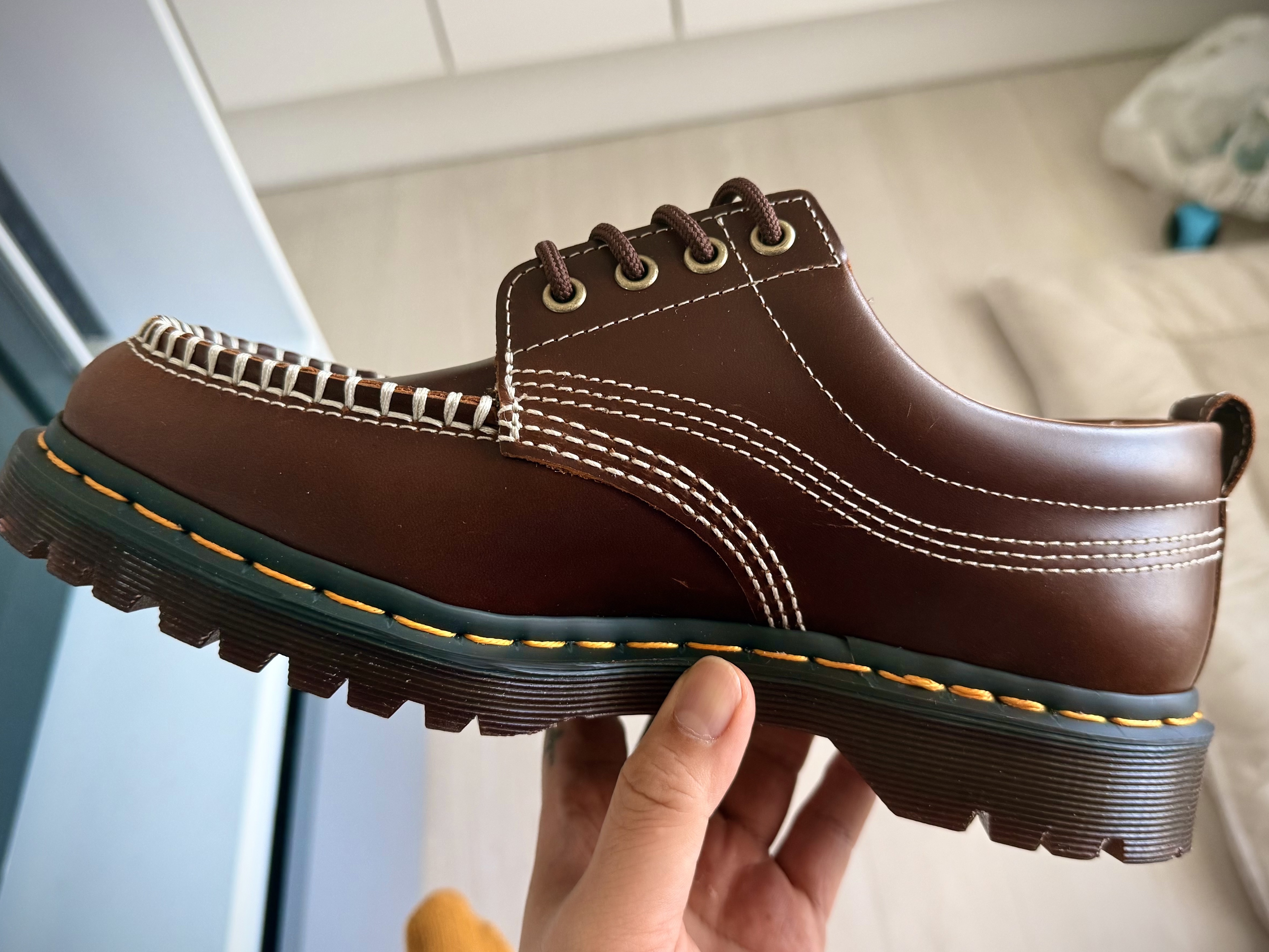 Dr. Martens Lowell Leather Moc Toe Shoes Butterscotch Orleans 착용 스타일 - 2