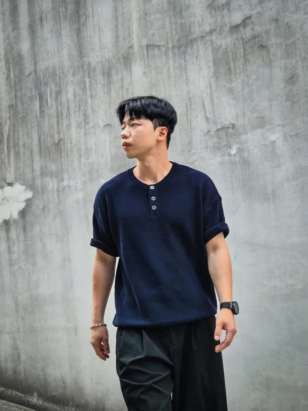 Knitted Coolever Henley Neck Half Sleeve Knit NVAY 착용 스타일 - 1